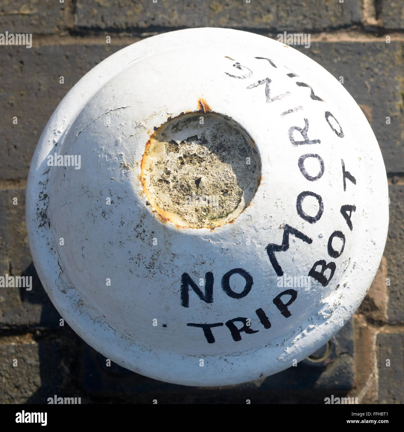 Pas d'amarrage bateau voyage seul signe peint sur bollard Banque D'Images