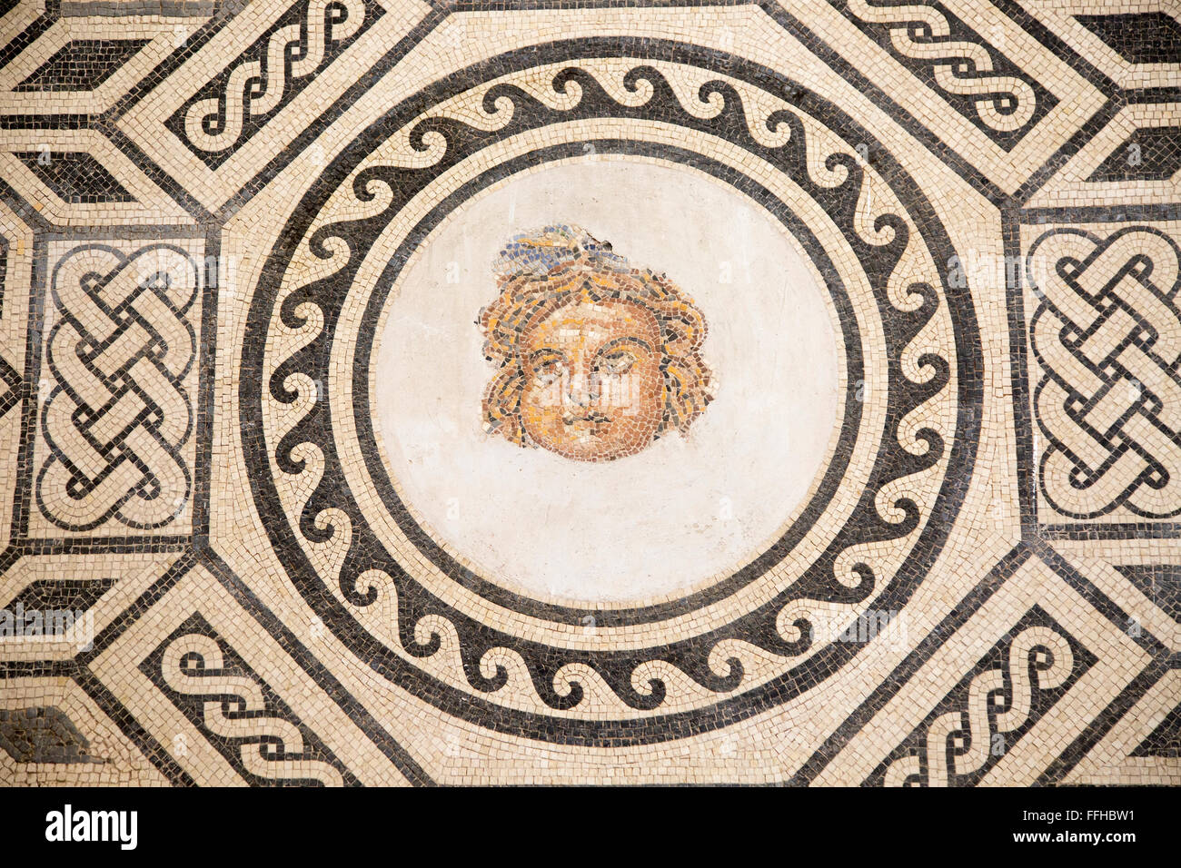 Mosaïque romaine de méduse à l'intérieur de l'affichage d'archéologie palais Alcazar, Cordoue, Espagne Banque D'Images