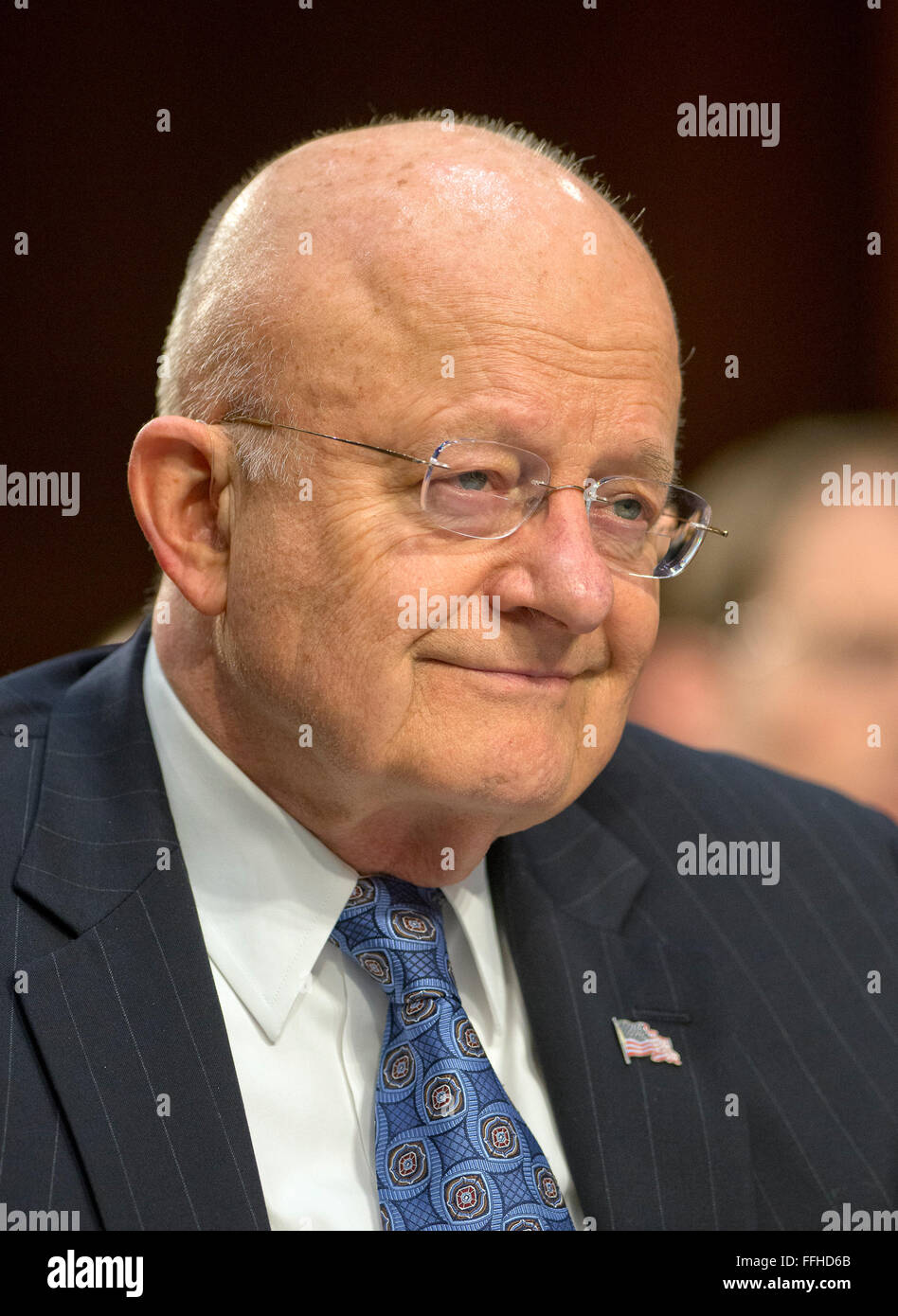 Directeur, James Clapper, directeur du Renseignement National (DNI) témoigne lors d'une audience publique tenue par le Comité spécial du Sénat sur le renseignement afin d'examiner les menaces dans le monde sur la colline du Capitole à Washington, DC, le mardi 9 février 2016. Credit : Ron Sachs/CNP - AUCUN FIL SERVICE - Banque D'Images