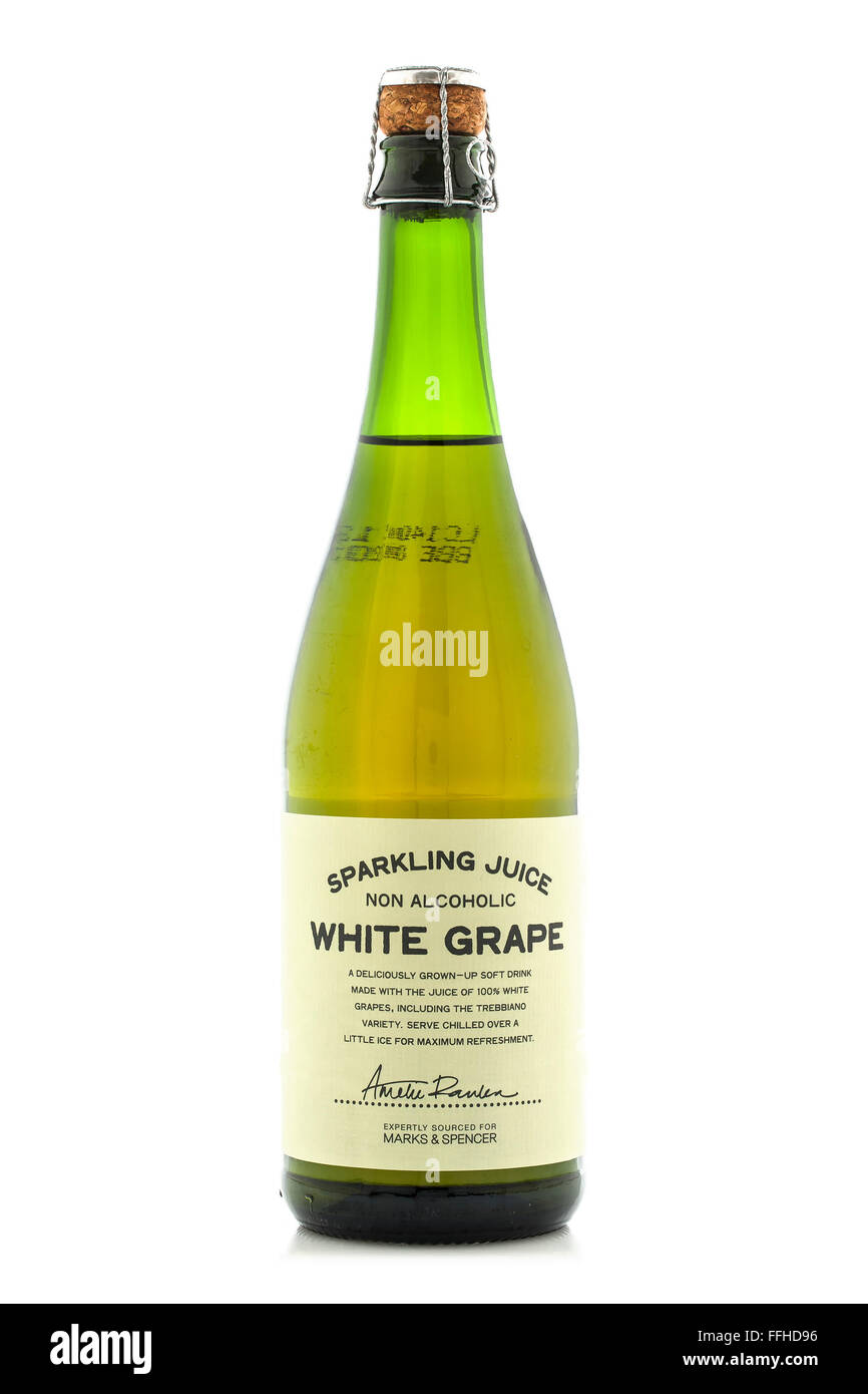 Bouteille de mousseux Marks et Spencer non alcoolique du jus de raisin blanc sur fond blanc Banque D'Images