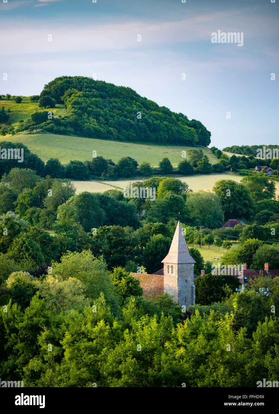 Le village et l'église de Stanford, Kent. Une vue remarquable du North Downs Way et de Folkestone Downs. Banque D'Images