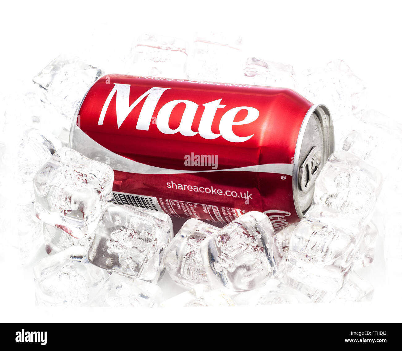 Peut de Coca-Cola, partager un Coke avec mate sur un lit de glace sur un fond blanc produit pour Banque D'Images