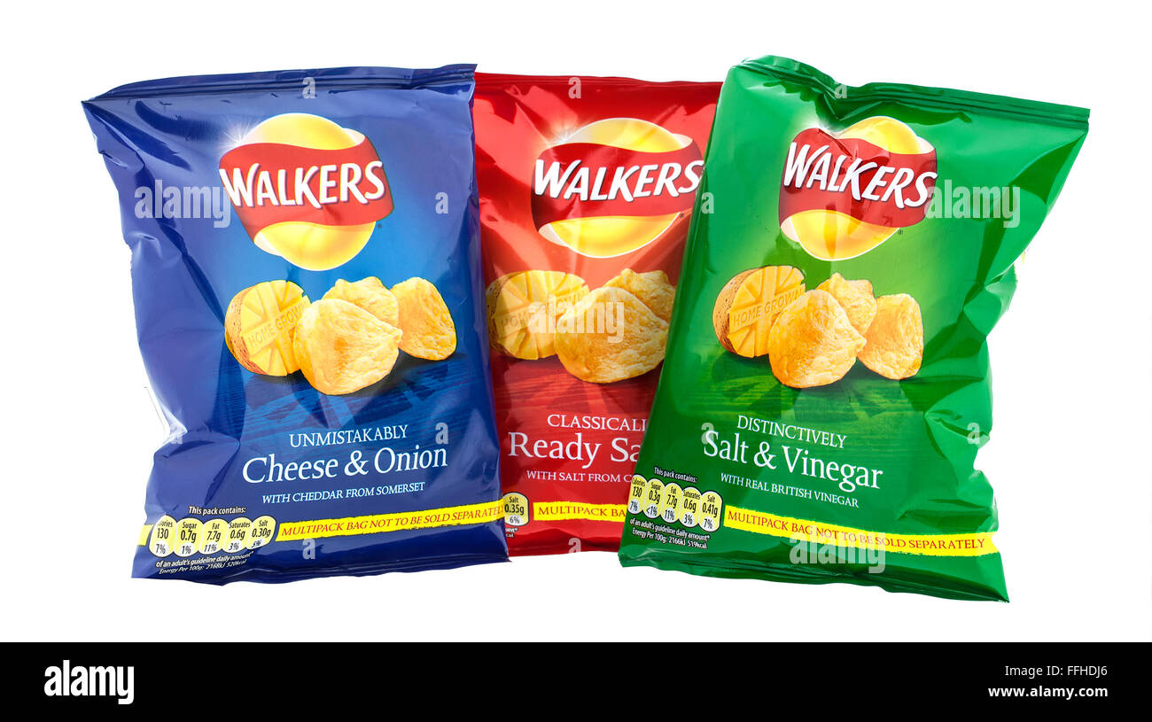 Trois paquets de chips Walkers isolé sur un fond blanc. Les marcheurs est  un snack food britannique Photo Stock - Alamy