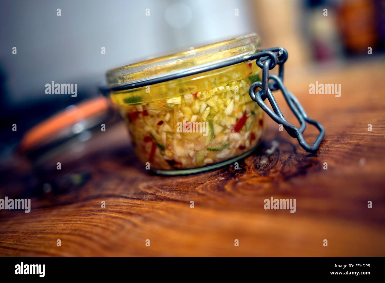 L'Ail, piment, citron et lime en pot Mason Banque D'Images
