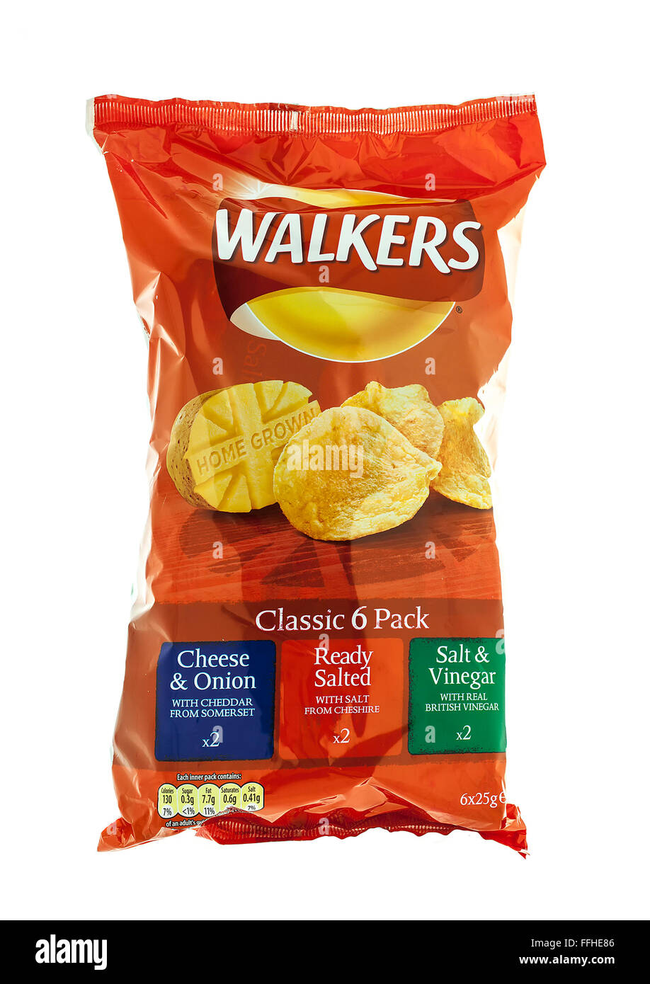 Les chips Walkers six pack classique isolé sur un fond blanc. Les marcheurs est un snack food britannique Banque D'Images
