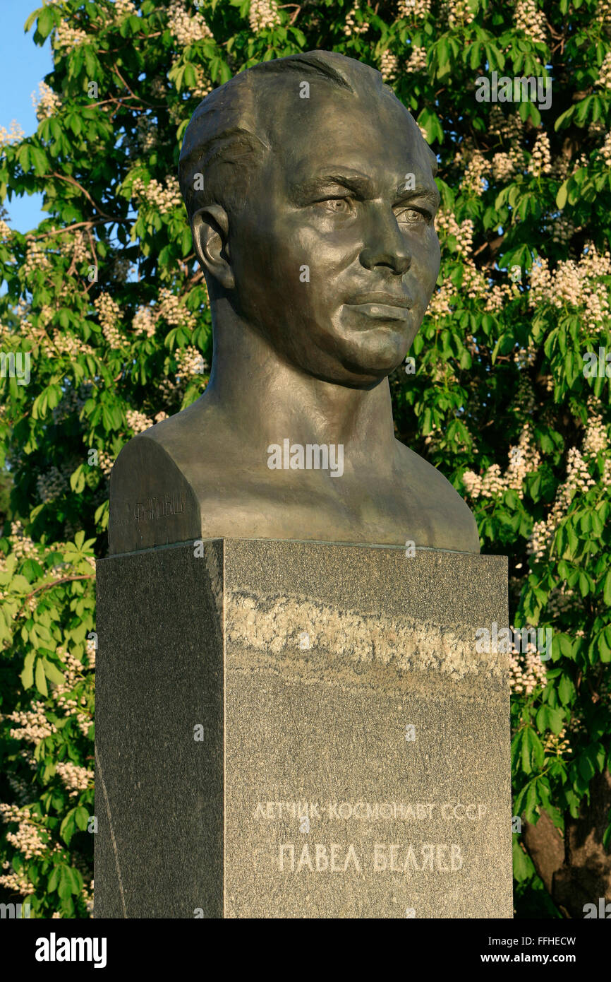 Statue du cosmonaute russe/soviétique Pavel Ivanovitch Belyayev (1925-1970) à l'Allée des cosmonautes dans la région de Moscou, Russie Banque D'Images