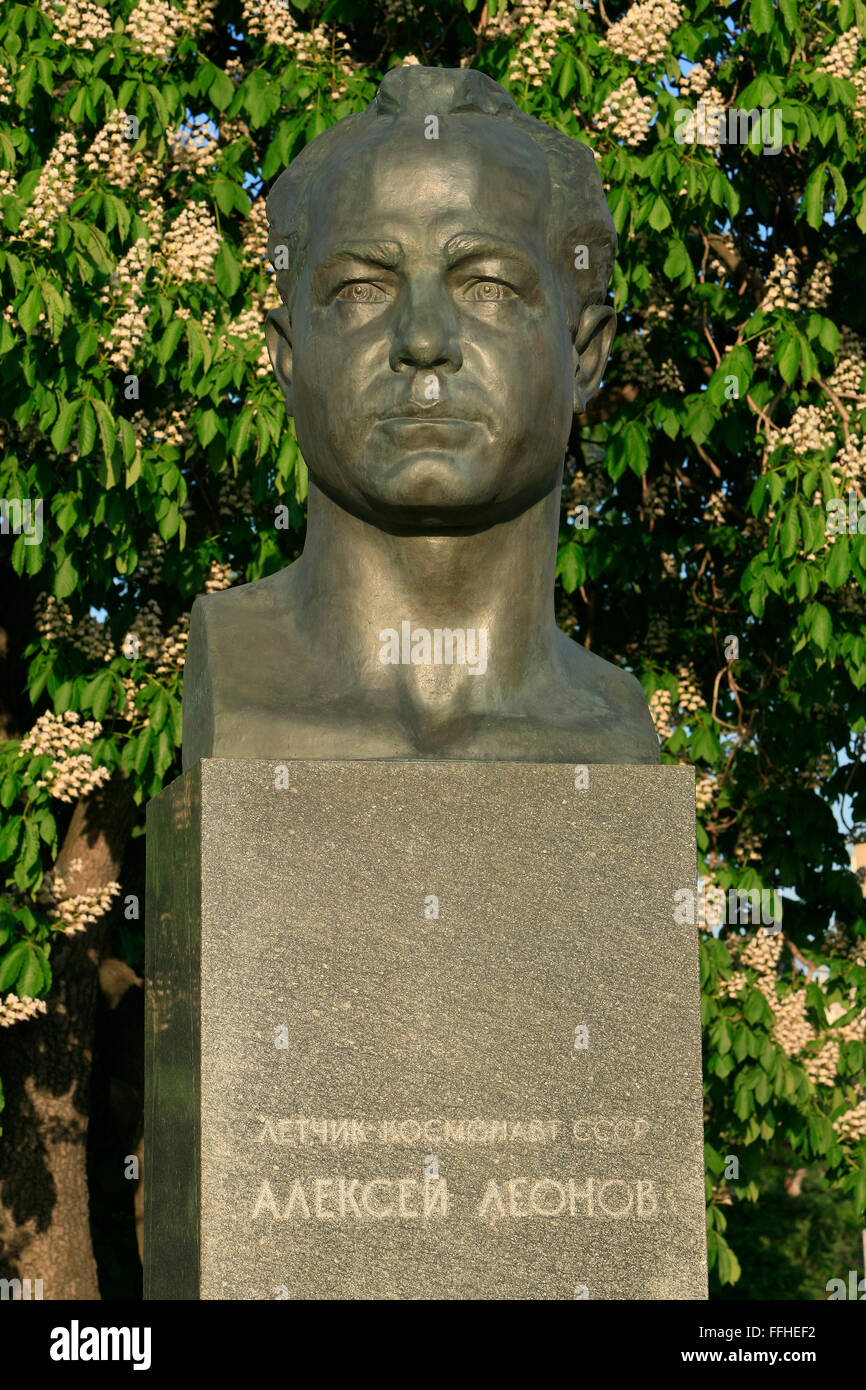 Statue de cosmonaute soviétique Alexeï Leonov (1934) à l'Allée des cosmonautes dans la région de Moscou, Russie Banque D'Images