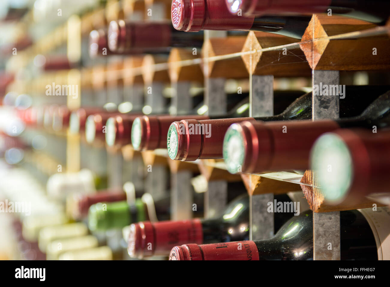 Recueillies des bouteilles de vin en rack dans une salle bien garnie cave à vin à température contrôlée. Banque D'Images