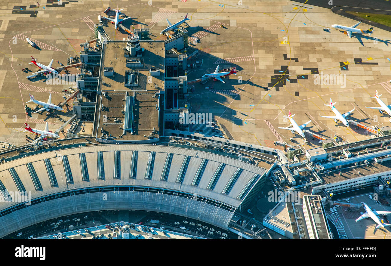 Vue aérienne, l'aéroport de Düsseldorf, l'Aéroport International, l'expédition, le hall d'arrivée, hall de départ, tablier, tourisme, avions, Banque D'Images