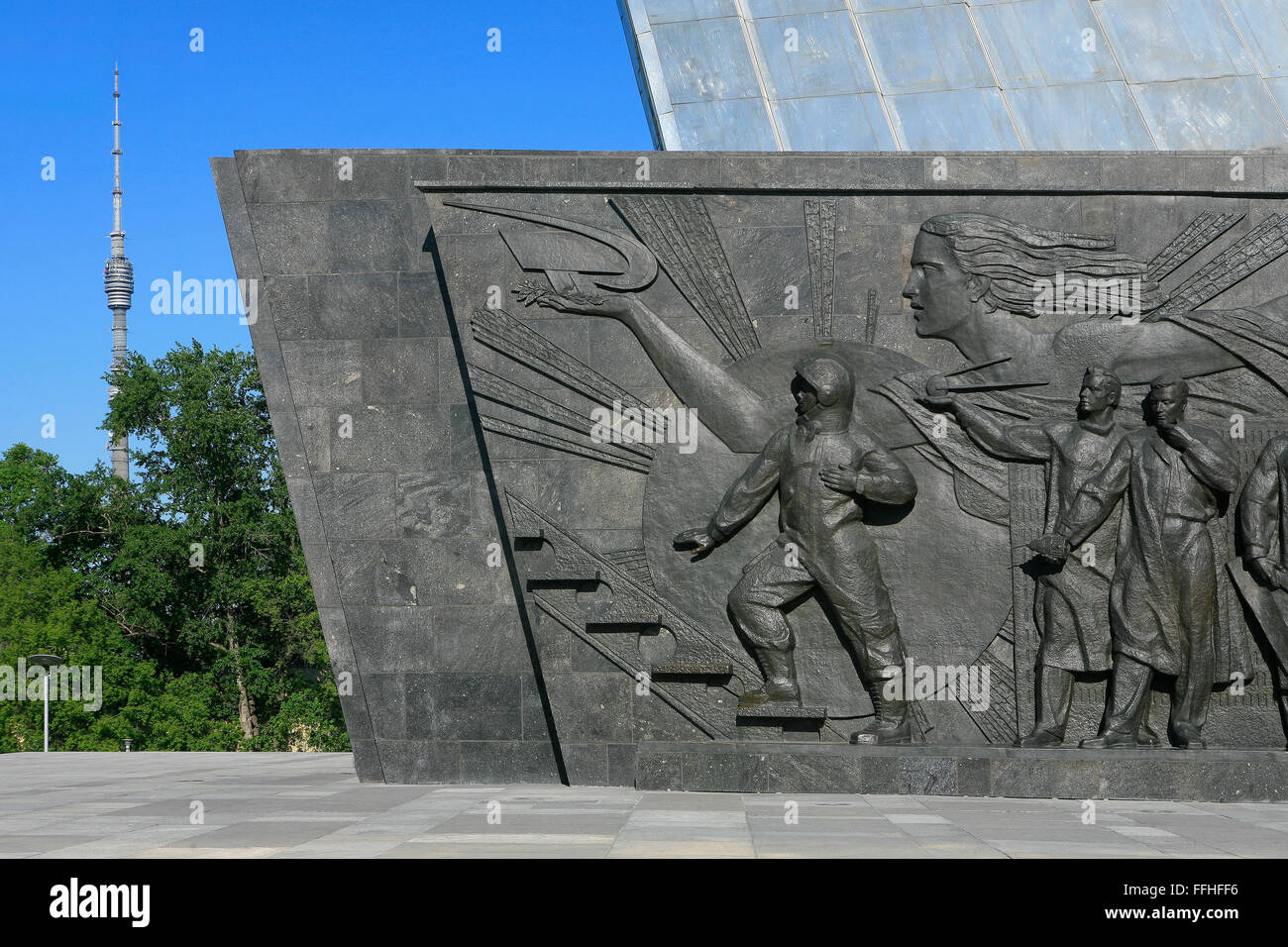 Un bas-relief sur le socle du monument des conquérants de l'espace (1964) illustrant le cosmonaute Youri Gagarine (19341968) à Moscou, Russie Banque D'Images