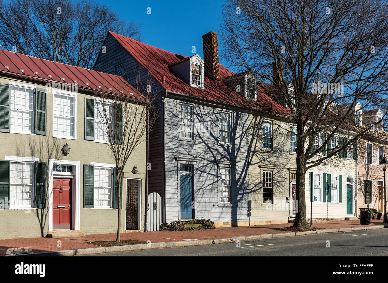 Maisons colorées le long de la rue Caroline historique dans la vieille ville de Fredericksburg, Virginia, USA Banque D'Images