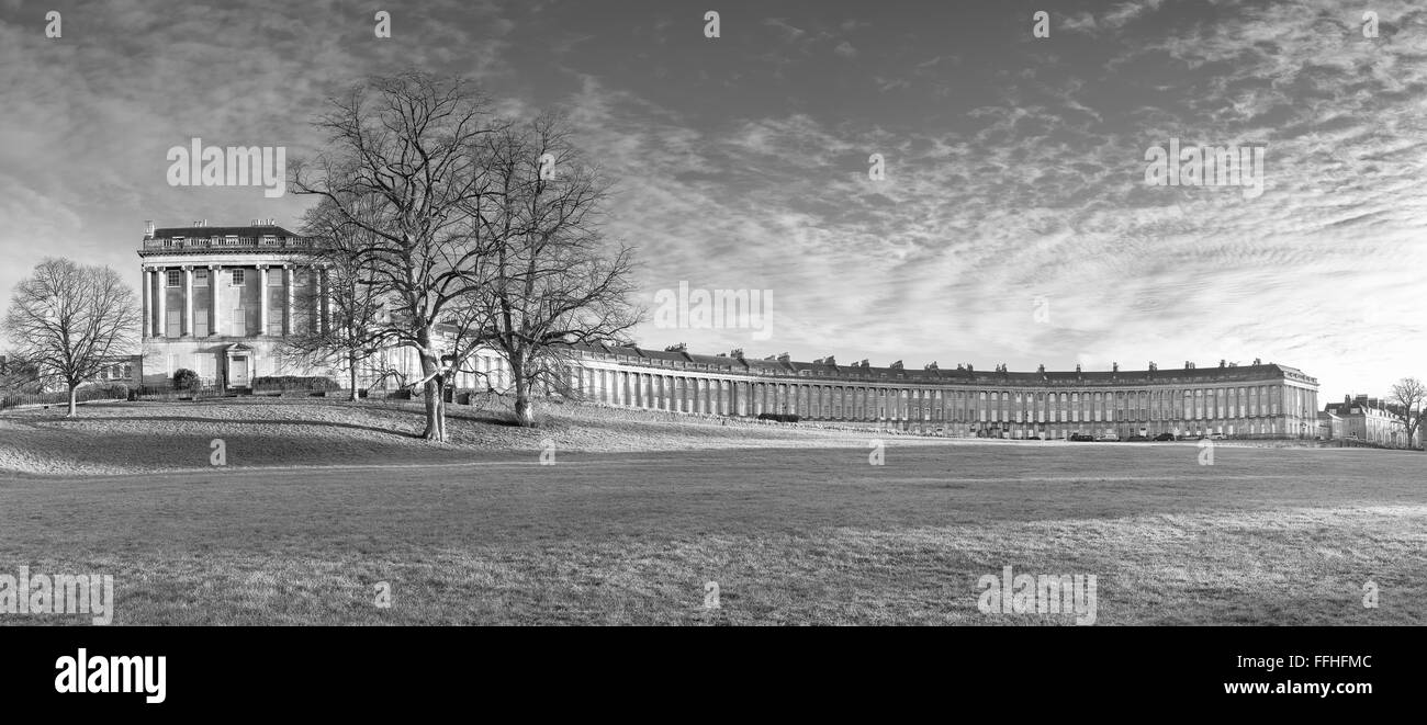 Le Royal Crescent, Bath et tôt le matin de soleil d'hiver. Noir et blanc. Banque D'Images