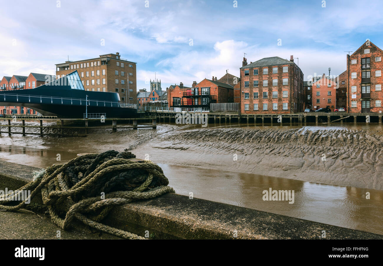 Coque de la rivière en hiver avec vue d'échelle Lane Bridge Pont tournant, et de la chambre, les bureaux et l'église Holy Trinity, à Hull. Banque D'Images