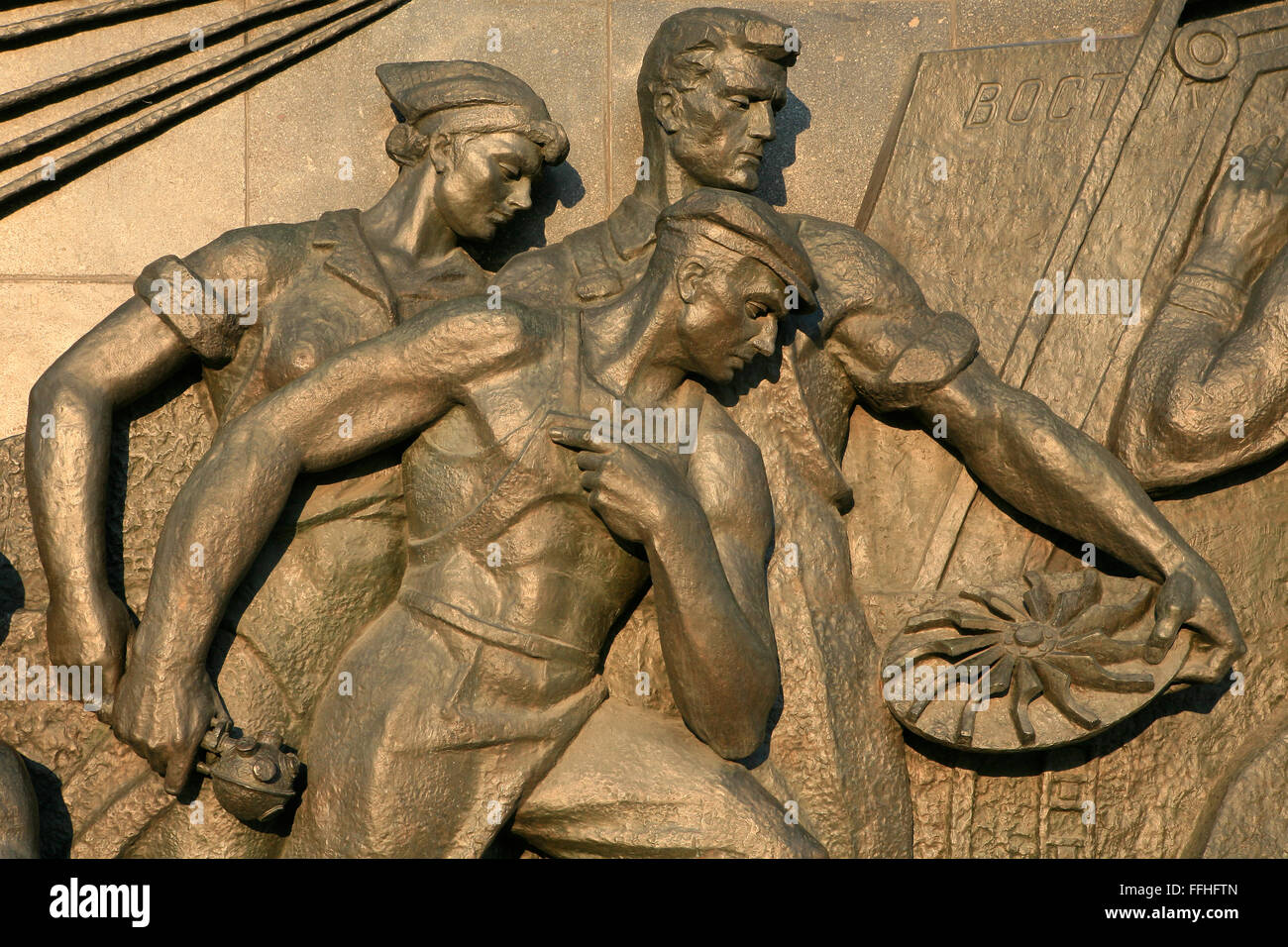 Un bas-relief sur le socle du monument des conquérants de l'espace (1964) à Moscou, Russie Banque D'Images