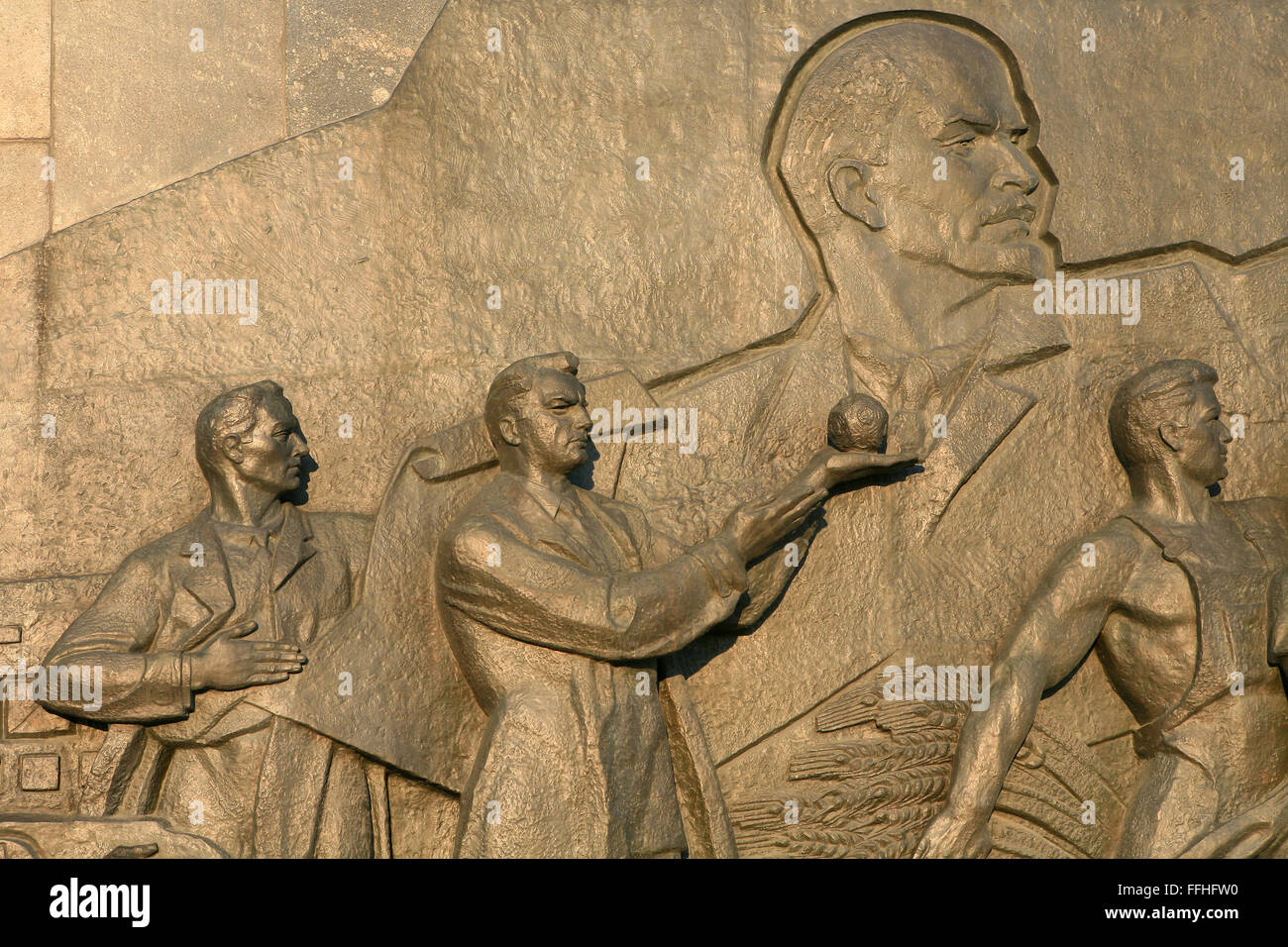 Un bas-relief sur le socle du monument des conquérants de l'espace (1964) à Moscou, Russie Banque D'Images