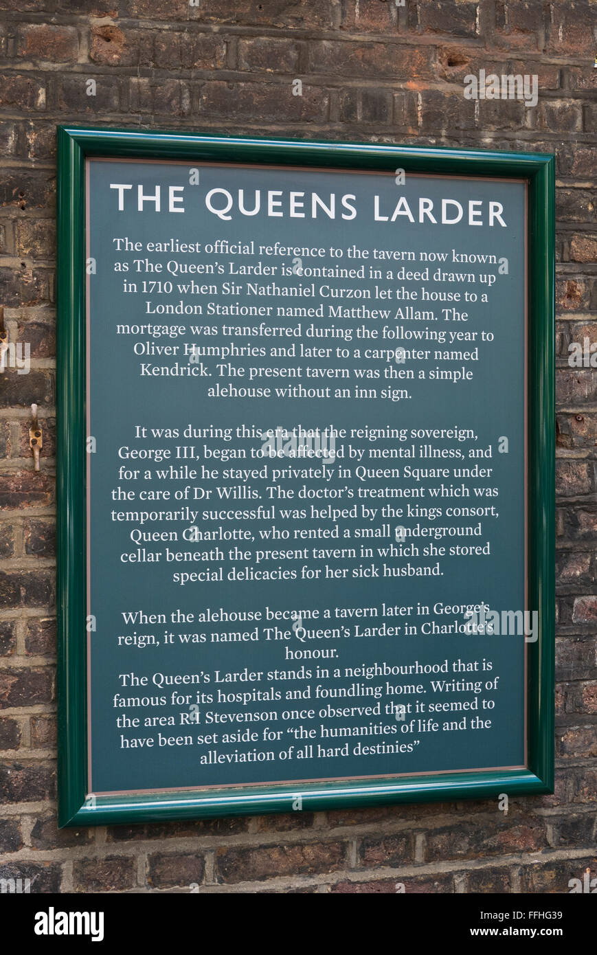 Un conseil avec des faits historiques sur la Queens Larder, un pub anglais traditionnel à Londres, Royaume-Uni. Banque D'Images