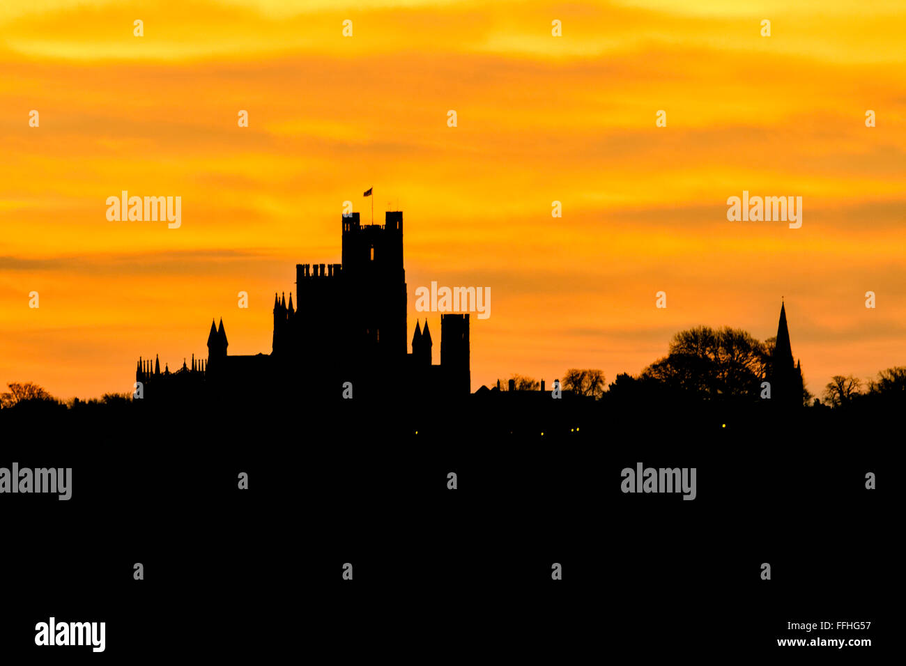 L'aube sur Cathédrale d'Ely et la ville d'Ely, Cambridgeshire, Angleterre Banque D'Images