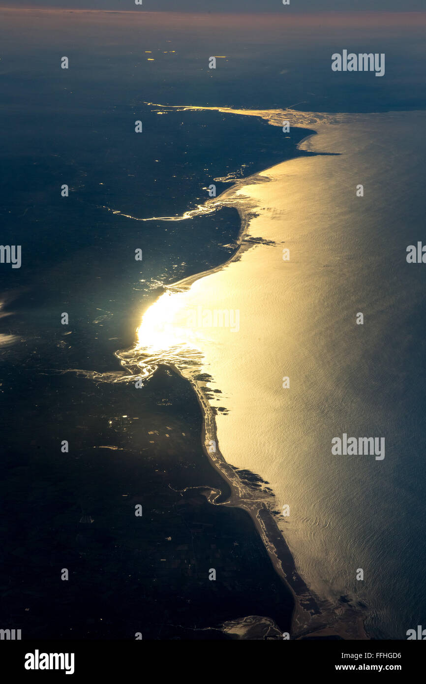 Vue aérienne, vue depuis l'avion à partir de 30 000 pieds de haut sur la côte de Normandie à Querqueville, sunrise, littoral, Banque D'Images