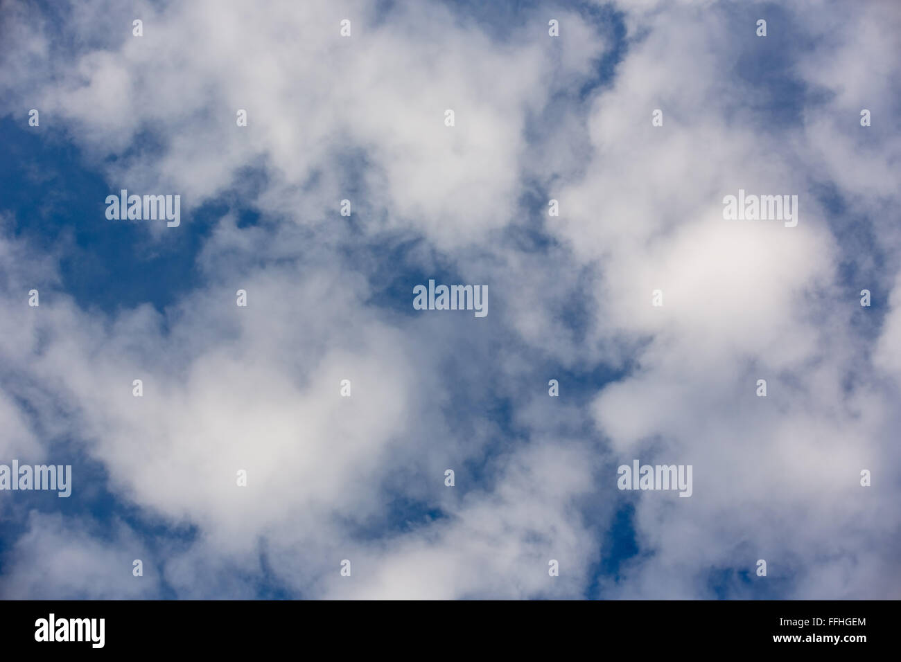 Vue aérienne, le ciel bleu avec des nuages légers venant sur Siegen, un 5/8-Cloud, altocumulus, Rhénanie du Nord-Westphalie, Allemagne, Banque D'Images
