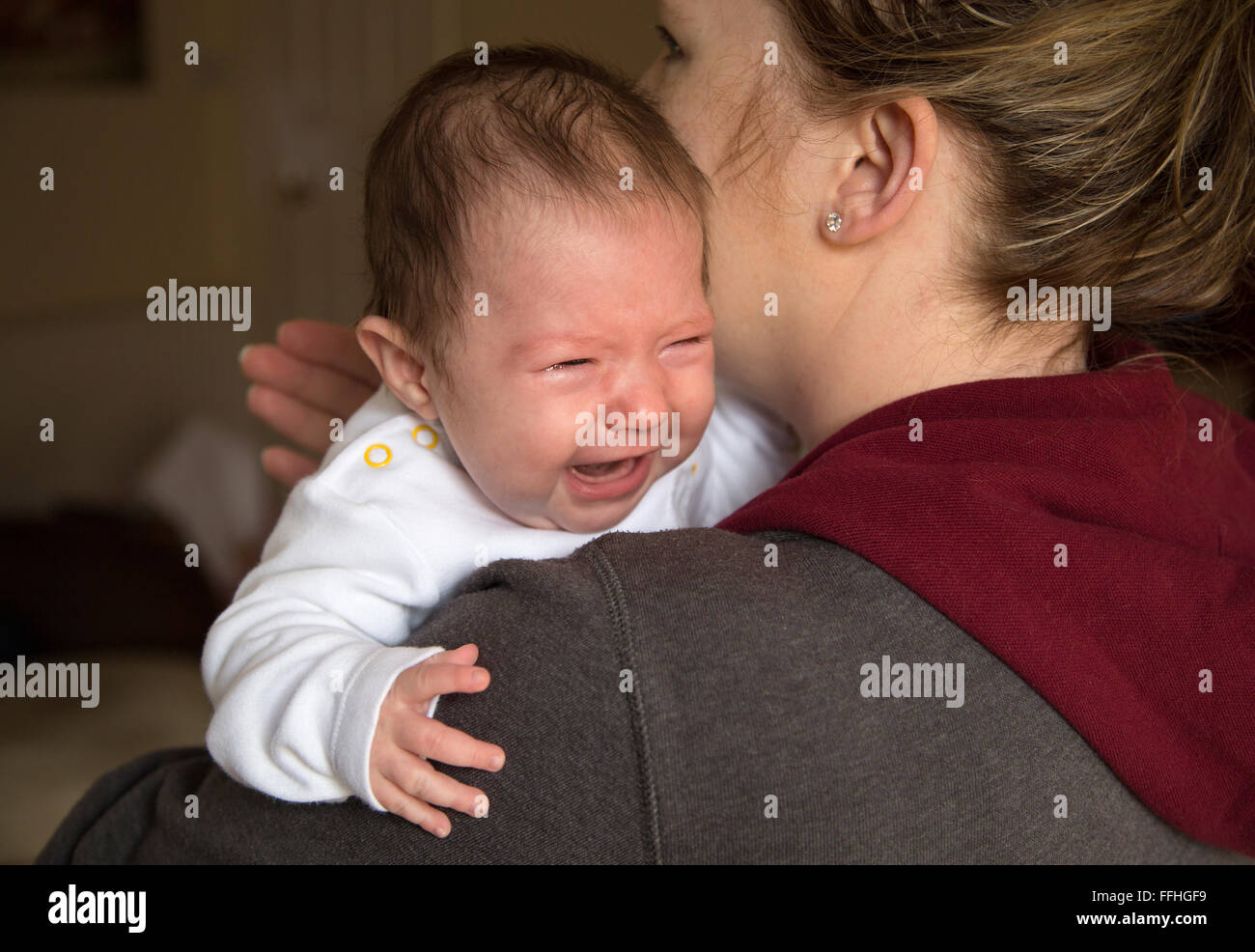 Fille bébé pleurer sur l'épaule d'EMUM Banque D'Images