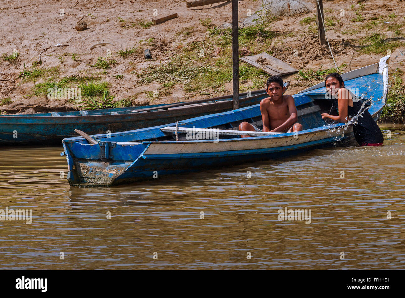Enfants dans un bateau sur la rivière Santarem Brésil Banque D'Images