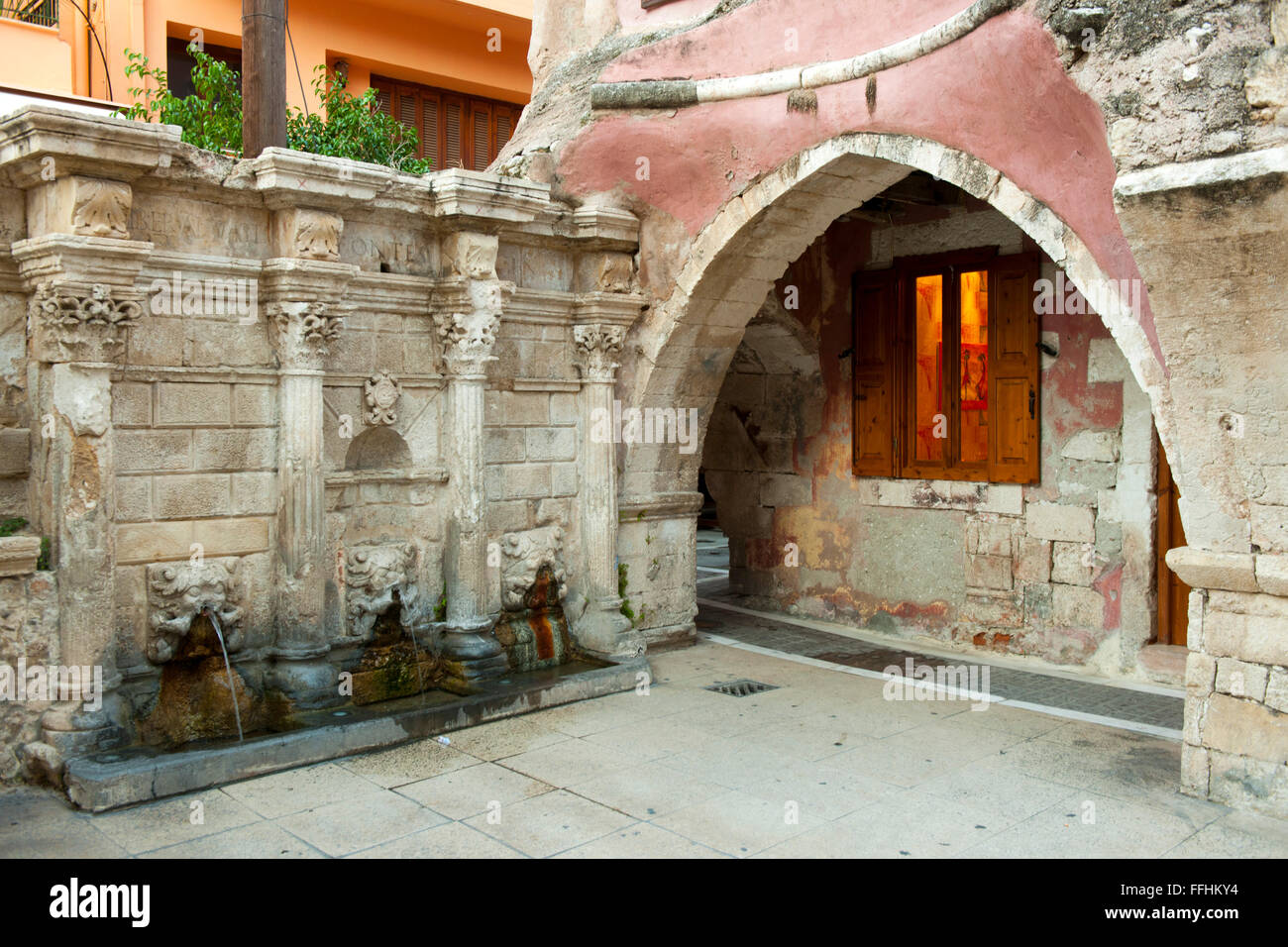 Spanien, Kreta, Rethymnon, der Rimondi-Brunnen korinthischen Kapitellen venezianische mit und wasserspeienden Löwenköpfen Banque D'Images