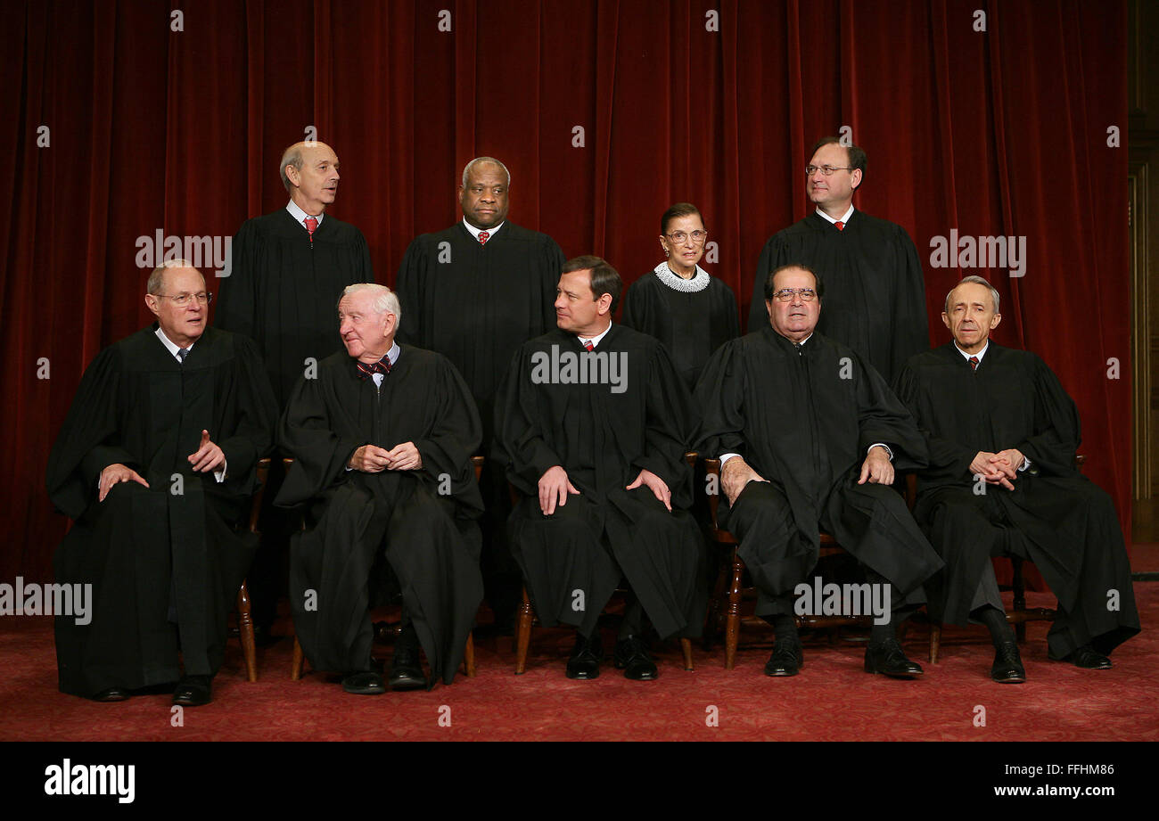 Washington, DC - 3 mars 2006 -- 2006 Portrait de classe des juges de la Cour suprême des États-Unis a pris le 3 mars 2006, à l'Édifice de la Cour suprême des Etats-Unis à Washington, DC, assis dans la première rangée, de gauche à droite sont : La Justice Associé Anthony M. Kennedy, Juge John Paul Stevens, juge en chef de l'United States John G. Roberts Jr., juge Antonin Scalia, Juge et David Souter. Debout, de gauche à droite, dans la rangée du haut, sont : Associer la Justice Stephen Breyer, juge Clarence Thomas, associer la Justice Ruth Bader Ginsburg Banque D'Images