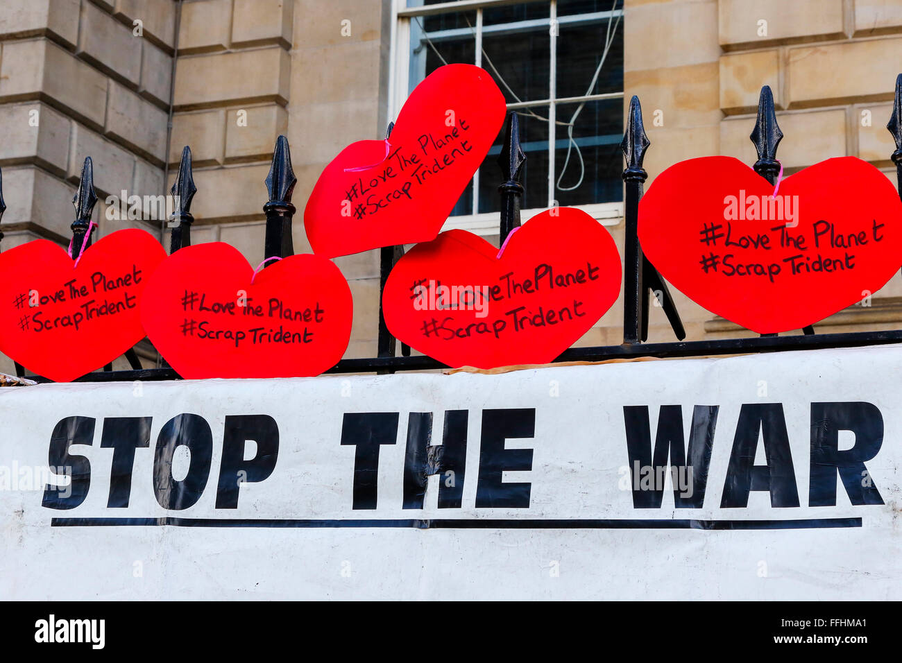 Edinburgh, Ecosse, Royaume-Uni. 14Th Feb 2016. La campagne 'Stop' Trident ont organisé des rassemblements à travers l'Ecosse notamment Édimbourg et Glasgow, de mettre en évidence le nombre de personnes qui sont morts à cause des bombardements nucléaires d'Hiroshima et Nagasaki PENDANT LA SECONDE GUERRE MONDIALE et de faire prendre conscience aux gens de plus demonstartion à Londres le 27 février. Pour représenter les victimes de bombes, 140 000 rouge origami cranes sera distribue comme symbole du souvenir et de la paix. Credit : Findlay/Alamy Live News Banque D'Images