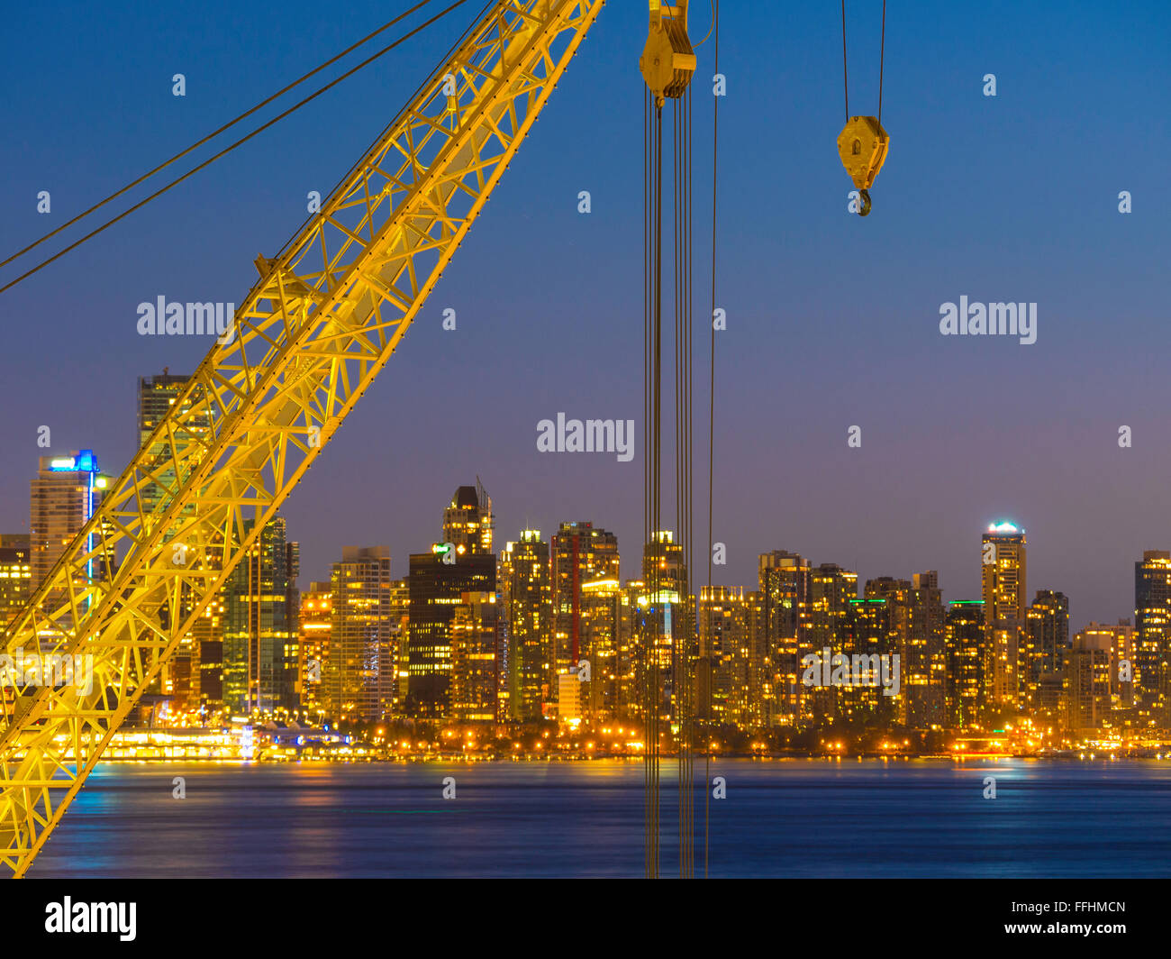 Grue du patrimoine ancien Chantiers navals à Wallace près de Lonsdale Quay, North Vancouver, Canada. Le centre-ville de Vancouver sur le port. Banque D'Images