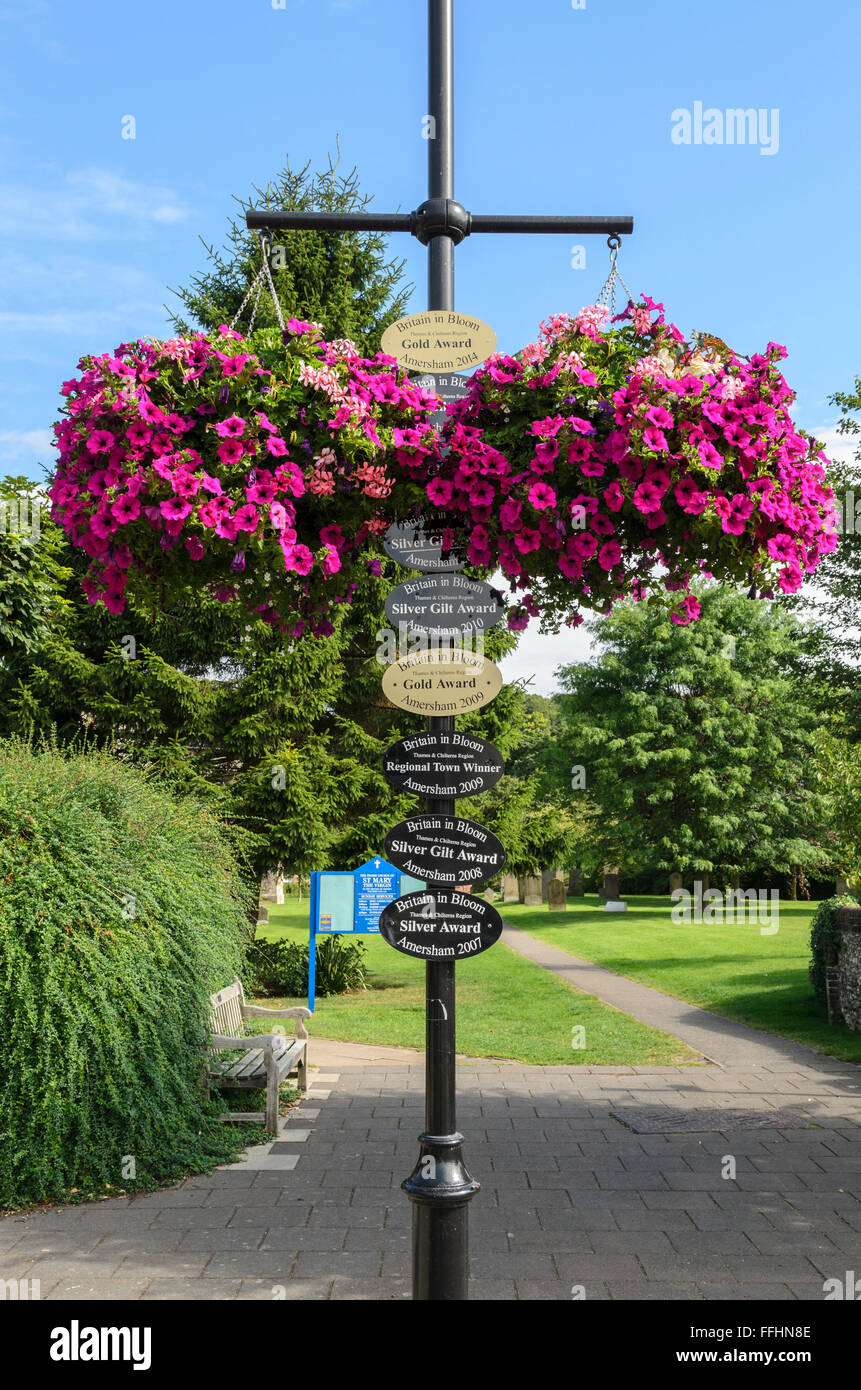 Plaques en Old Amersham, Buckinghamshire, England, UK pour célébrer le succès des villes dans la Grande-Bretagne en Fleurs concours. Banque D'Images