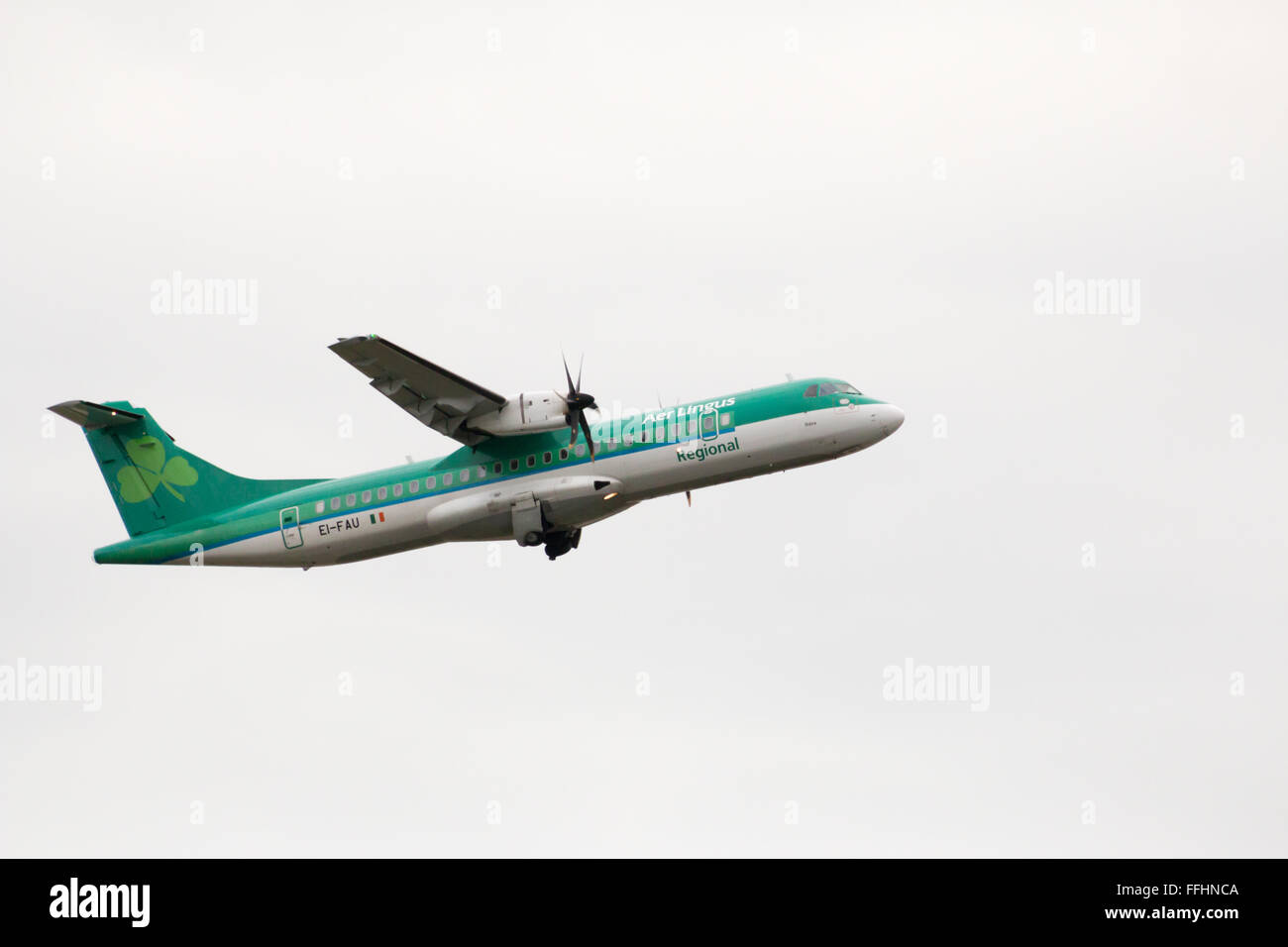 Aer Lingus Regional ATR 72-600 lits 1 turbopropulseurs avion régional court-courriers (AE-FAU, 'St. Daire') au décollage. Banque D'Images