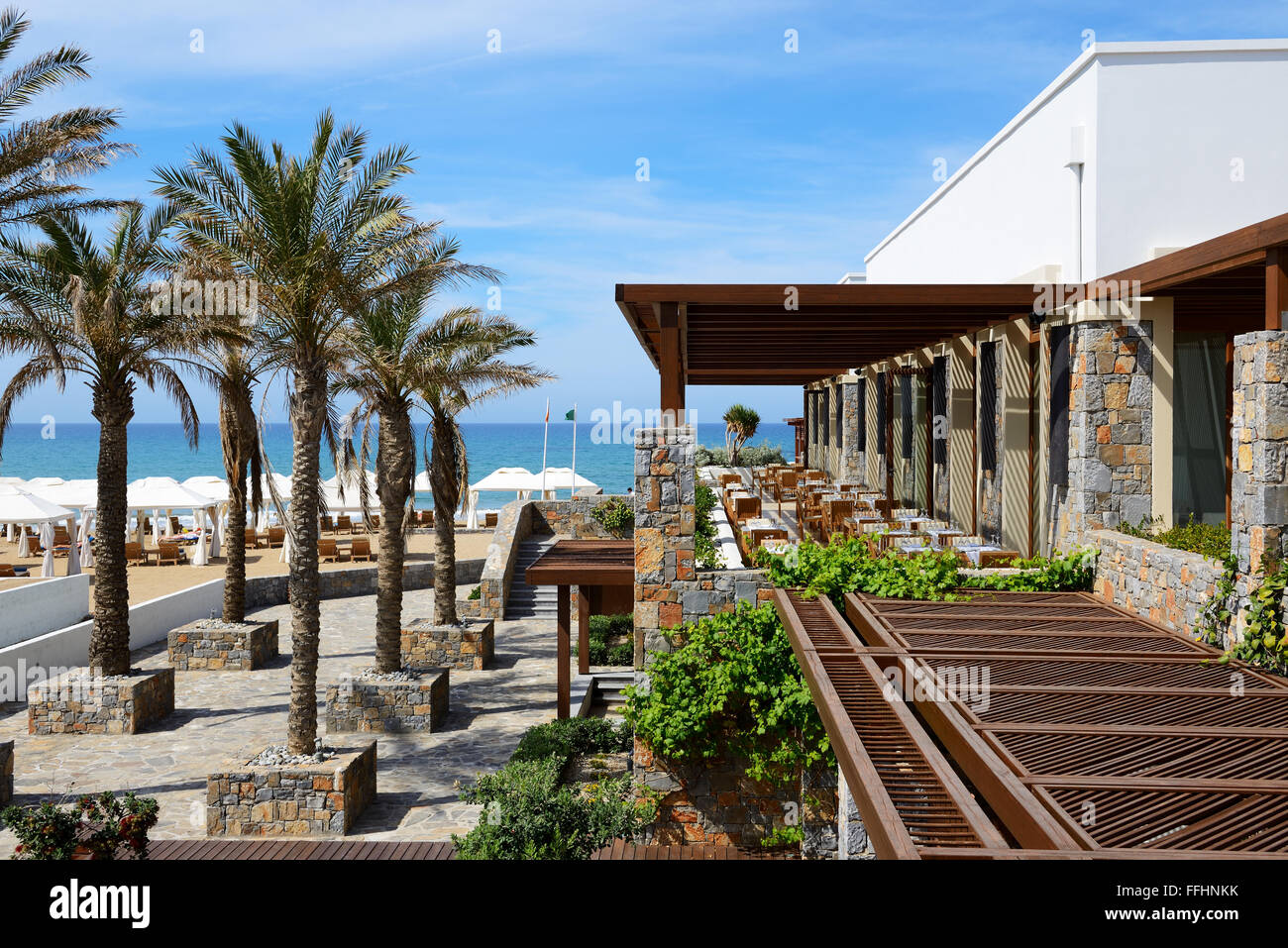 Le restaurant en plein air avec vue sur la plage et à l'hôtel de luxe, Crète, Grèce Banque D'Images