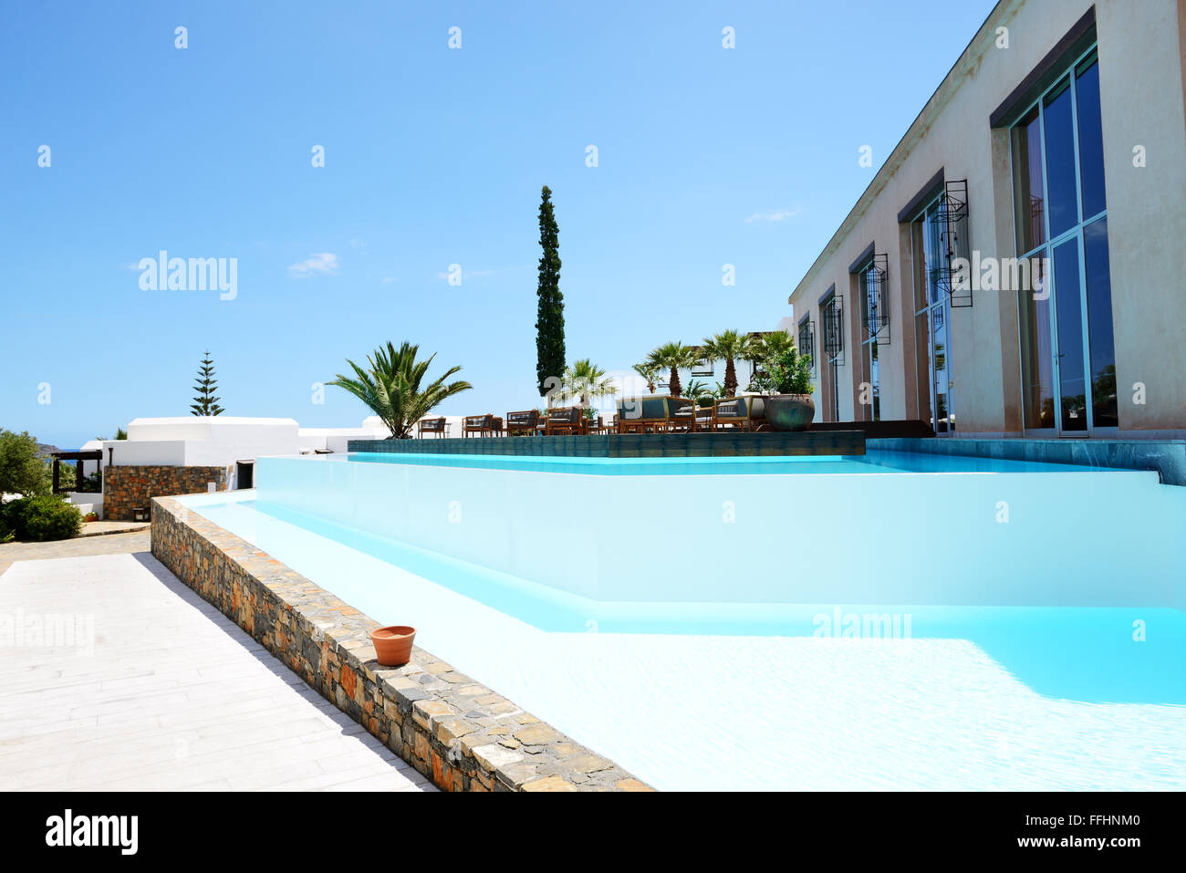 La piscine et la terrasse du restaurant à l'hôtel de luxe, Crète, Grèce Banque D'Images