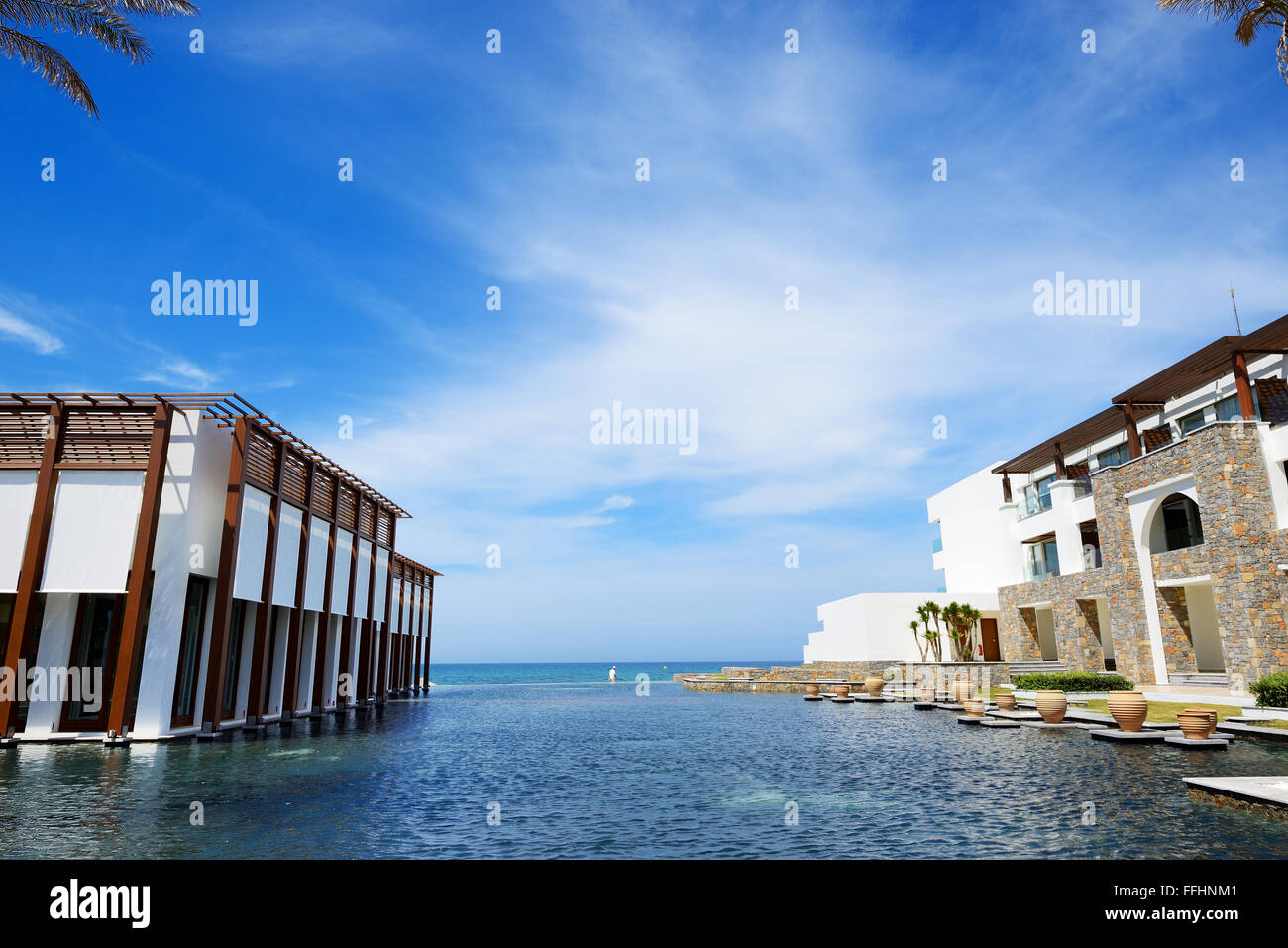 Le restaurant et la piscine près de la plage à l'hôtel de luxe, Crète, Grèce Banque D'Images