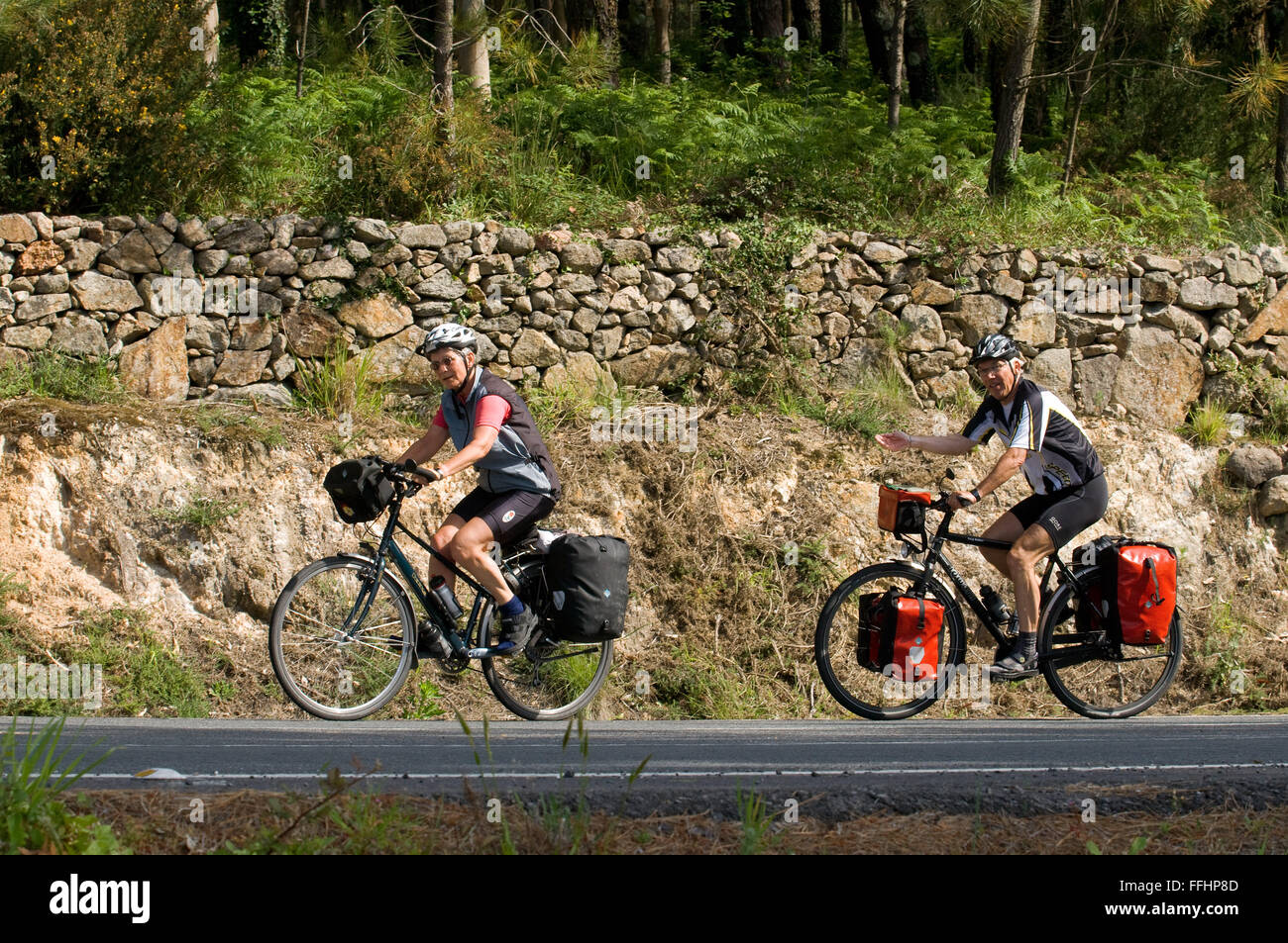 Chemin de Saint-Jacques de Compostelle, route jacquaire. Un couple de pèlerins prend la route en vélo. Autour de Santiago.St. James's Way, St James's Pat Banque D'Images