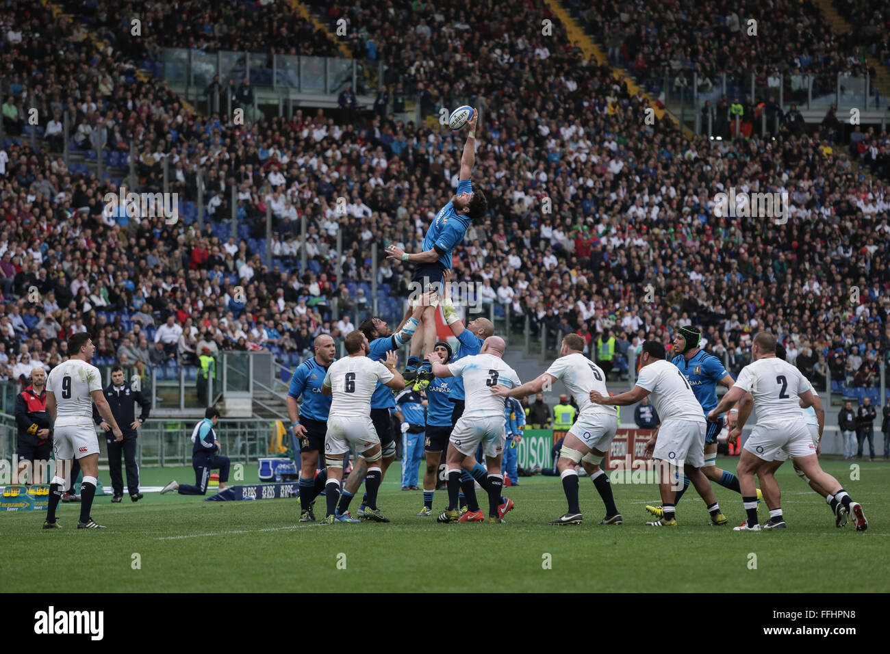 Rome, Italie.14er février,2016. Italie deuxième ligne Biagi gagner la touch pour son équipe en tournoi des Six Nations l'Italie contre l'Angleterre©Massimiliano Carnabuci/Alamy news Banque D'Images