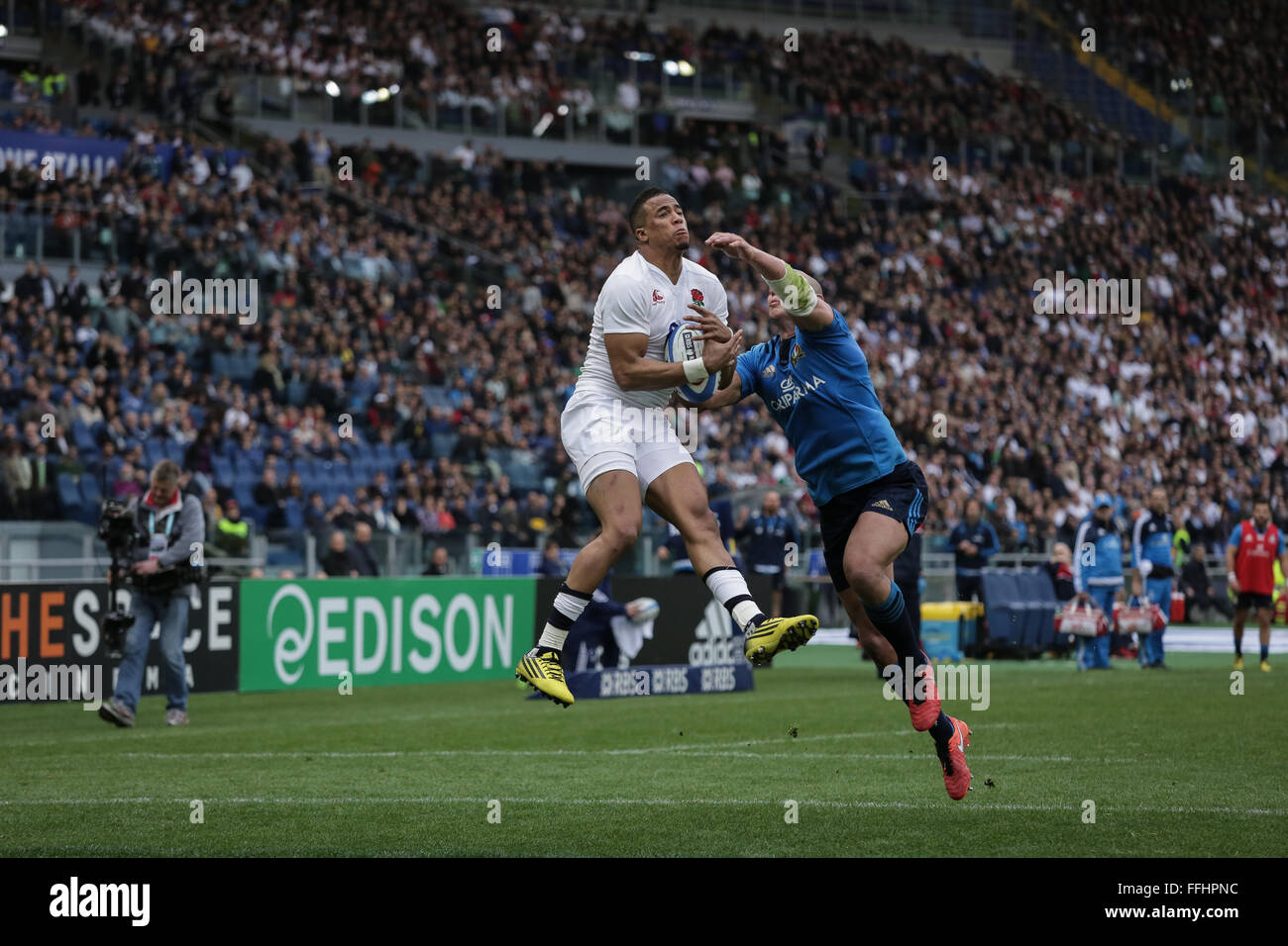 Rome, Italie.14er février,2016. Anthony Watson Angleterre wing défendre le ballon de l'Italie n.8 Sergio Parisse dans RBS Six Nations l'Italie contre l'Angleterre©Massimiliano Carnabuci/Alamy news Banque D'Images