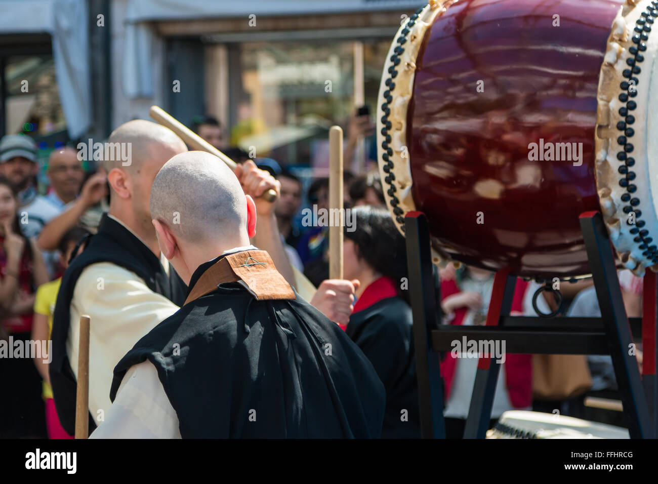 Exposition de tambours japonais par deux moines japonais tambours Taiko durant tous Banque D'Images