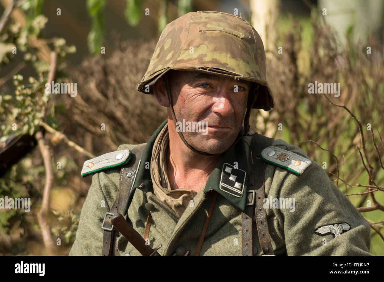 Homme habillé comme la Seconde Guerre mondiale soldat allemand prêt à prendre part au combat re-enactment. Banque D'Images