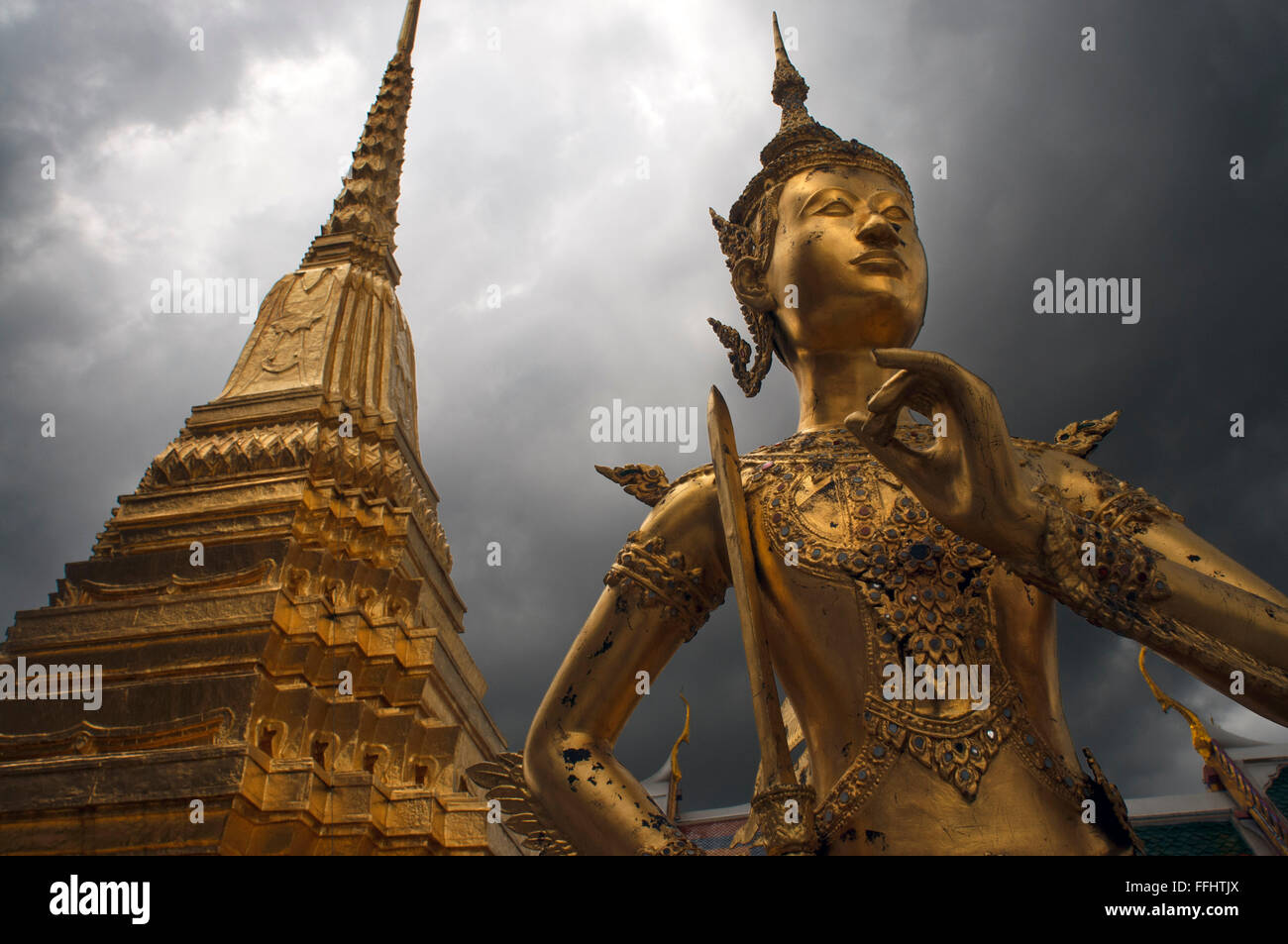 Grand Palais Wat Phra Kaeo Bangkok Thaïlande Statue or Apsonsi. Le Grand Palais et le temple du Bouddha Émeraude Wat Phra Kaeo. Le Grand Banque D'Images