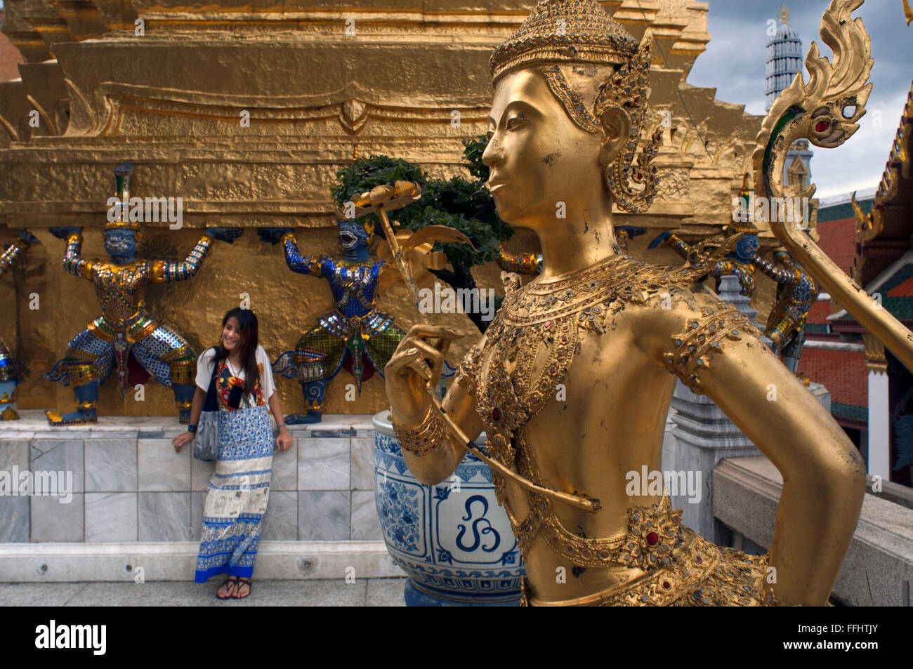Grand Palais Wat Phra Kaeo Statue d'Or et Apsonsi les touristes. Bangkok en Thaïlande. Wat Phra Kaew, le Grand Palais, des statues dans Wat Phra Banque D'Images
