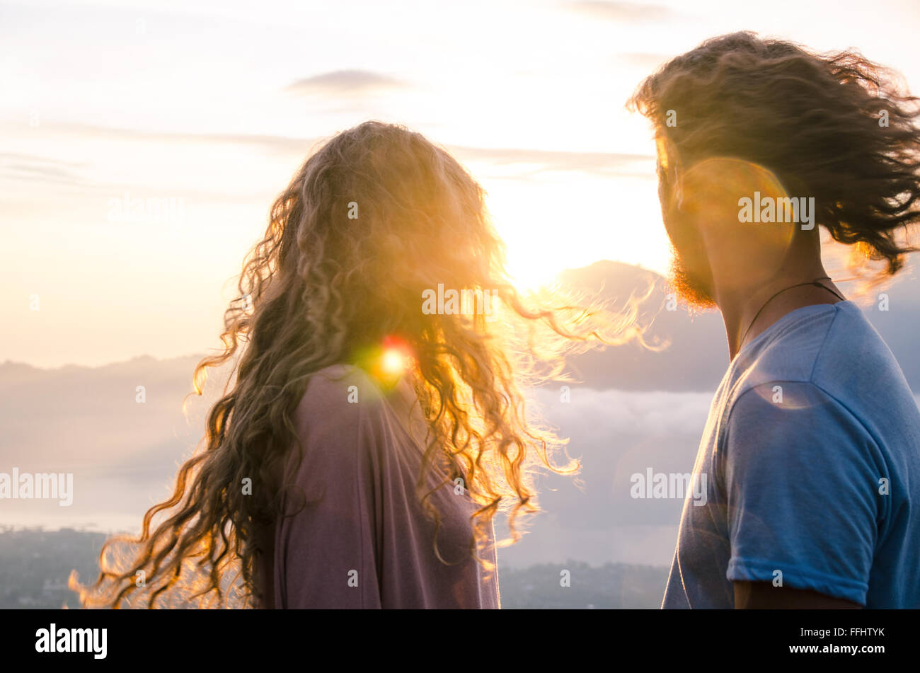 Couple heureux au soleil sur un fond de montagnes. image. Banque D'Images