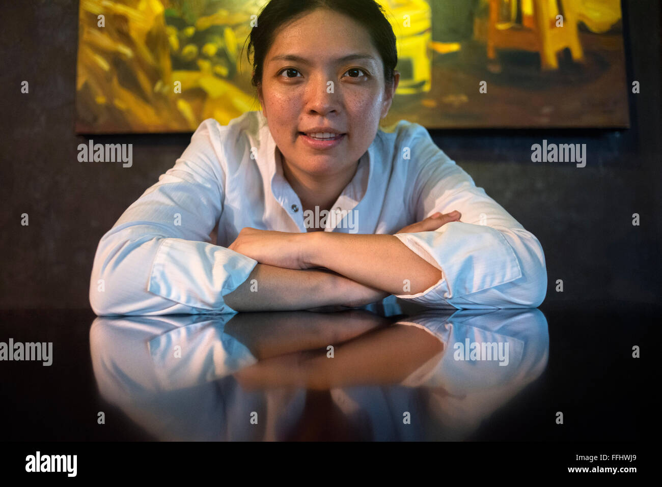 Bo Chef Songvisava, la meilleure femme chef de l'Asie dans son restaurant Bo Lan dans Bangkok. La Thaïlande. Bo Chef Songvisava brise bo Banque D'Images