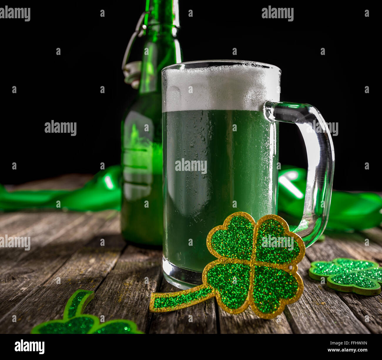 La bière verte pour St Patrick's Day Banque D'Images