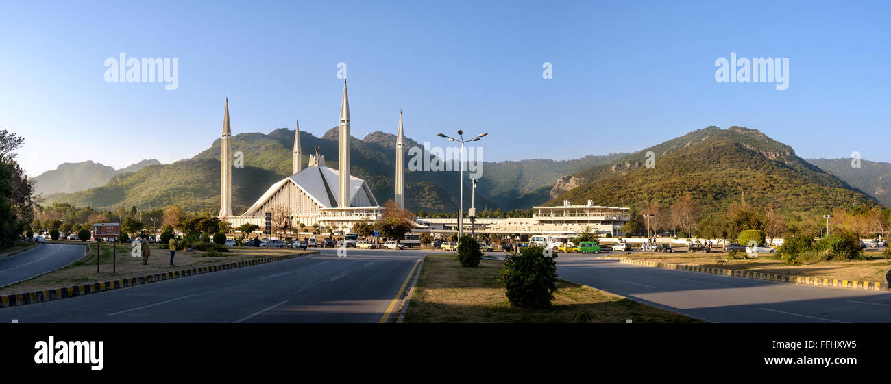 Vue panoramique sur la Mosquée Shah Faisal, qui est près de Les collines de margalla à Islamabad, Pakistan. Banque D'Images