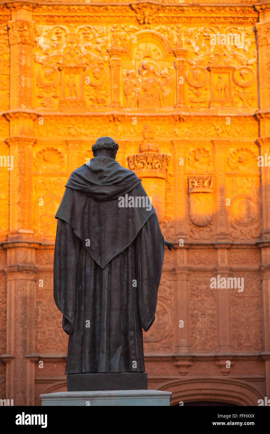 Le prêtre statue devant la nouvelle cathédrale de Salamanque, Espagne Banque D'Images