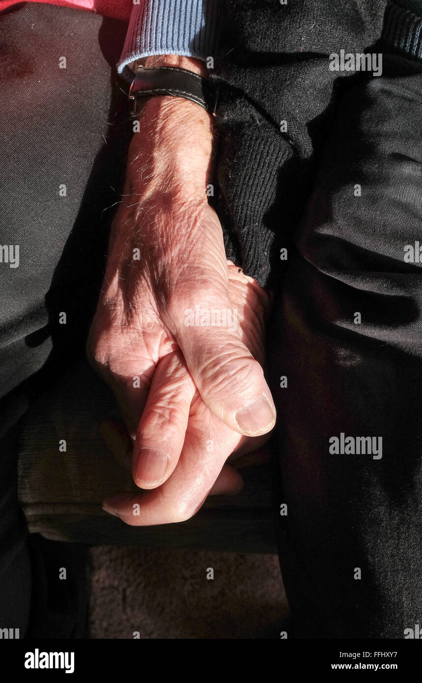 Vieux couple homme et femme tenant les mains toujours en l'amour close up Banque D'Images
