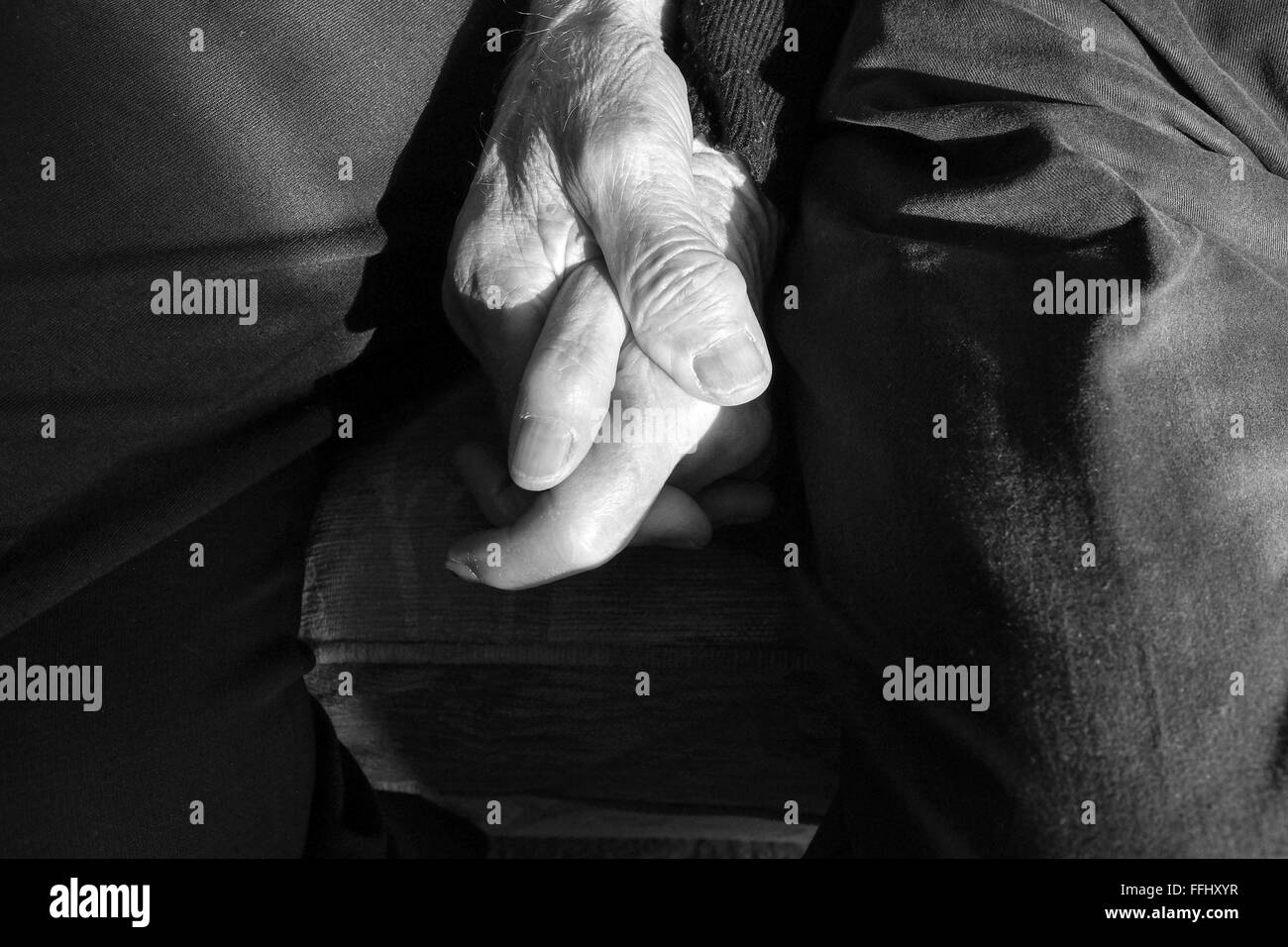 Vieux couple homme et femme tenant les mains toujours en l'amour close up Banque D'Images