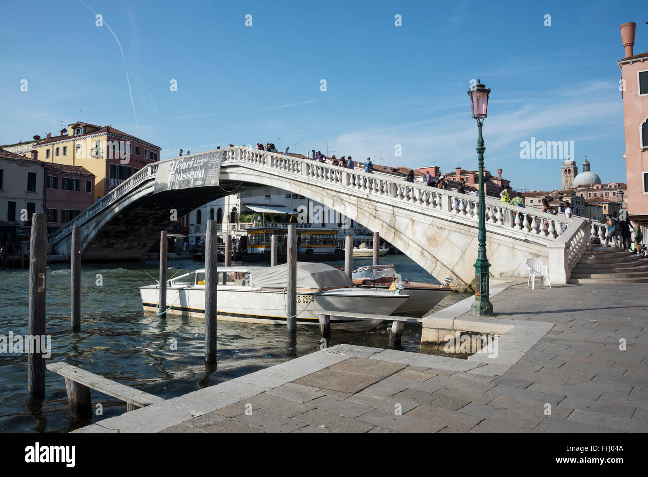 Le Ponte degli Scalzi (pont Scalzi) sur le Grand Canal à Venise, Italie. Le pont est l'un des quatre qui s'étend sur le Grand Banque D'Images