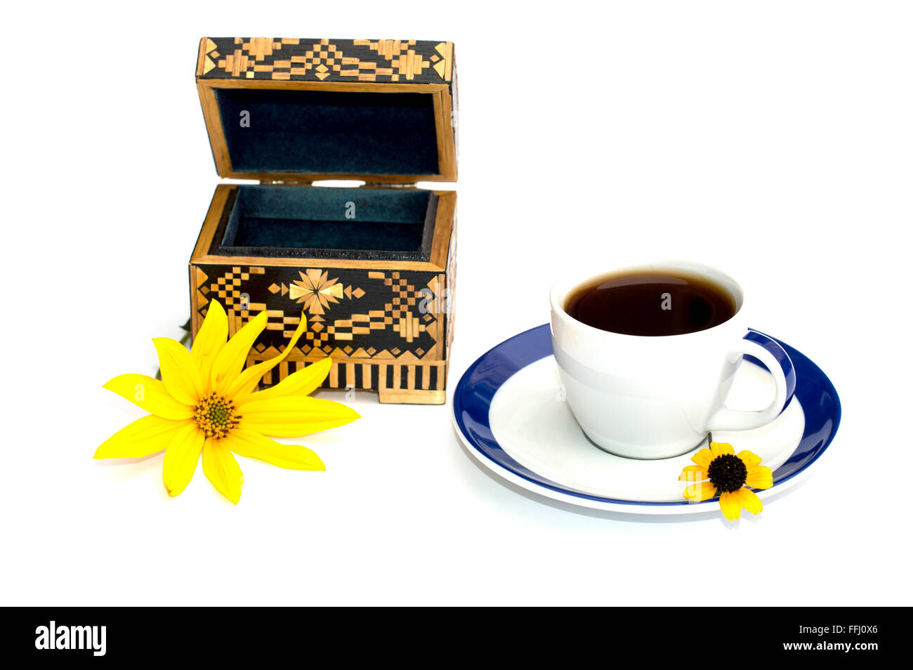 La tasse de café et coffret décoré d'une fleur jaune, isoler Banque D'Images